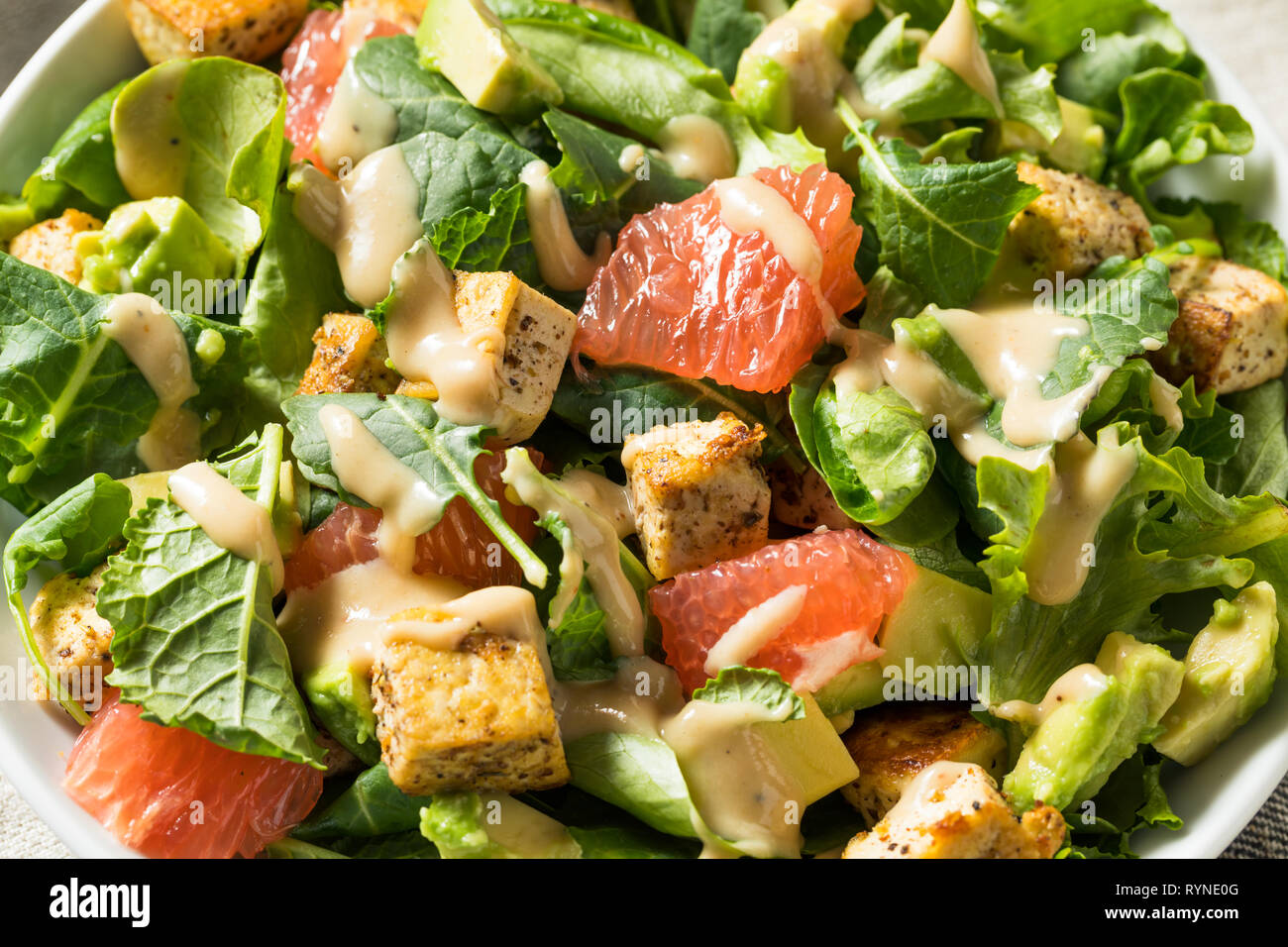 Organica Vegana Tofu asiatici con insalata di avocado e pompelmo Foto Stock