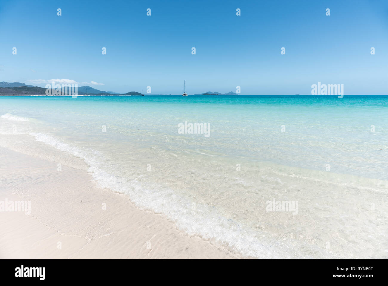 Silice bianca spiaggia di sabbia con acqua turchese di Whitehaven Beach, Whitsundays, Australia Foto Stock