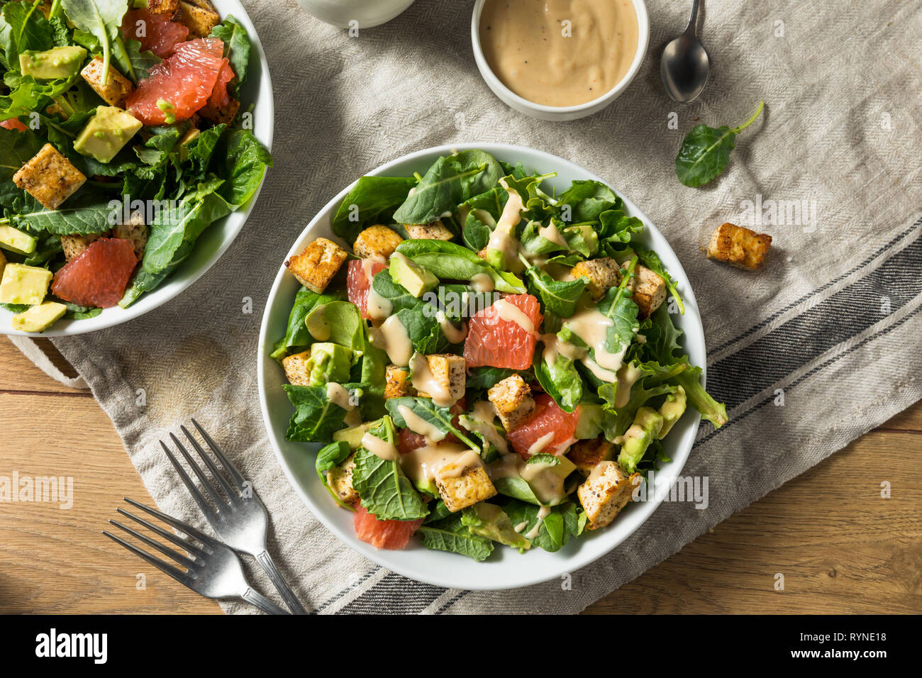 Organica Vegana Tofu asiatici con insalata di avocado e pompelmo Foto Stock