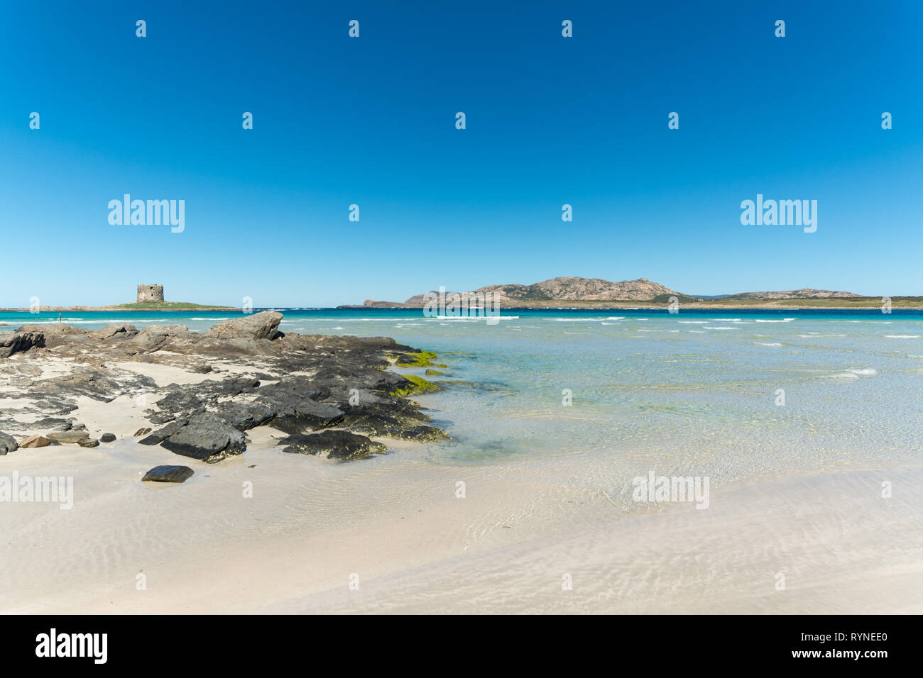Paesaggio di vuoto spiaggia della Pelosa in una giornata di sole, con la sua sabbia bianca e acqua cristallina Foto Stock