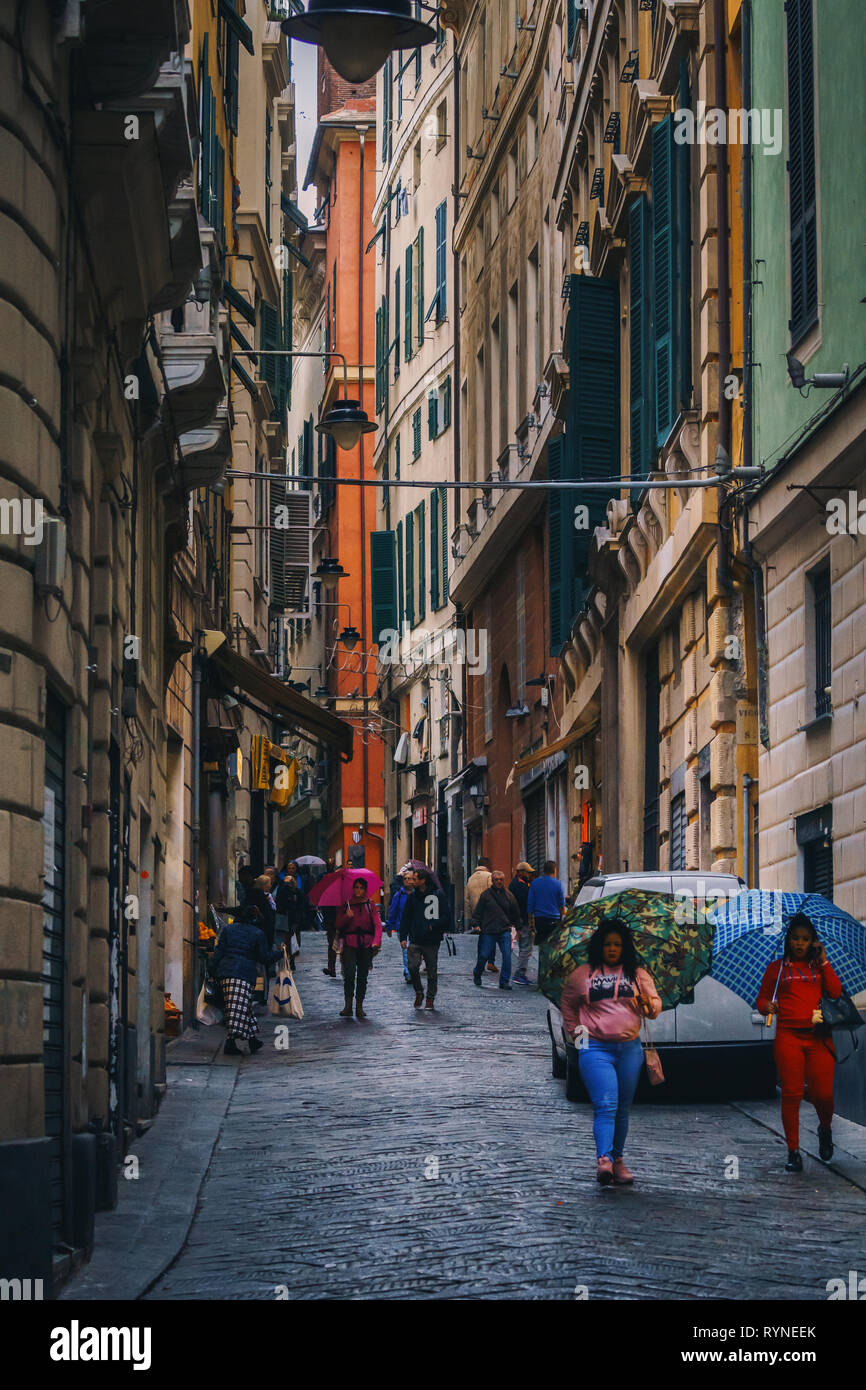 Genova, Italia - 04 novembre 2018 - strette stradine della città vecchia Foto Stock