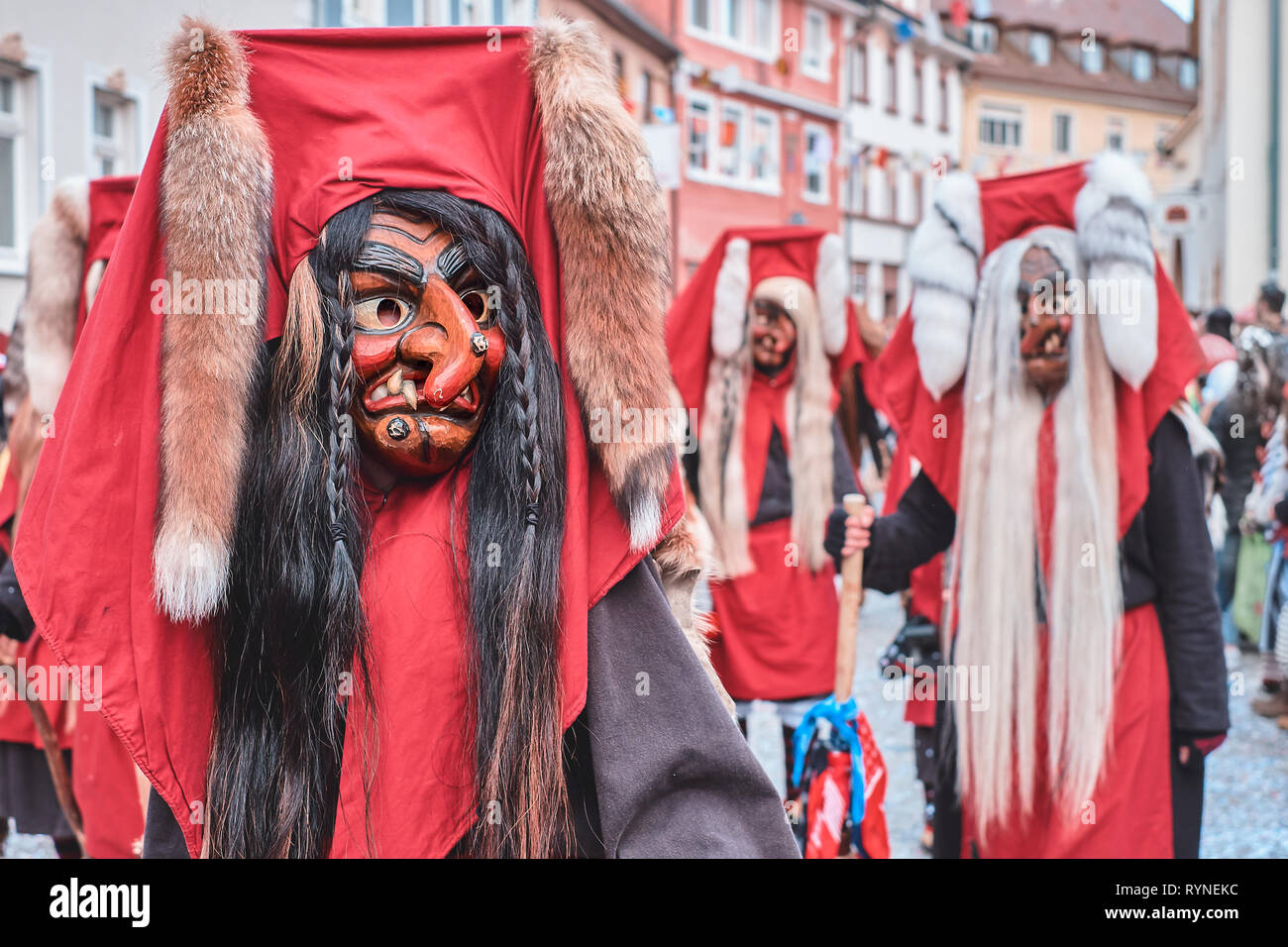 Shrovetide figura con cappuccio rosso e naso storto. Strada di Carnevale nel sud della Germania - Foresta Nera. Foto Stock