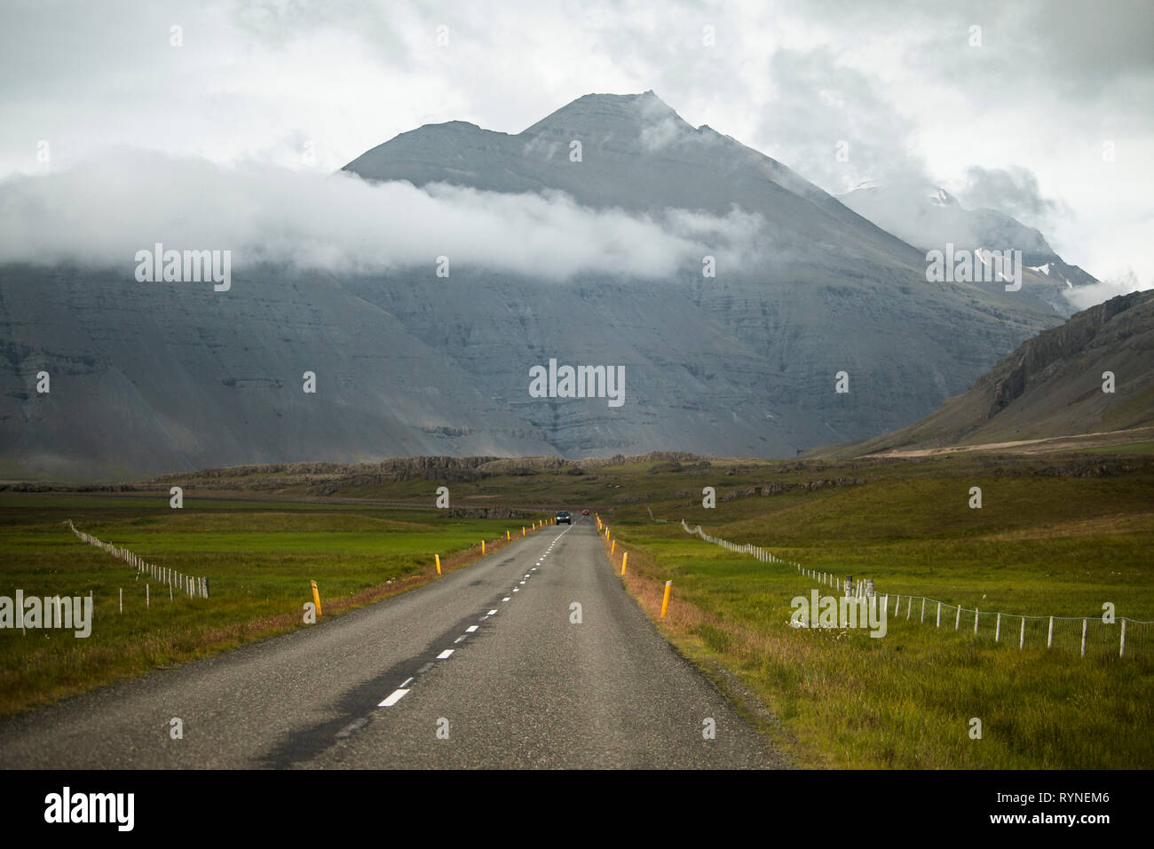 Asfalto strada diritta in Islanda a stagione estiva Foto Stock