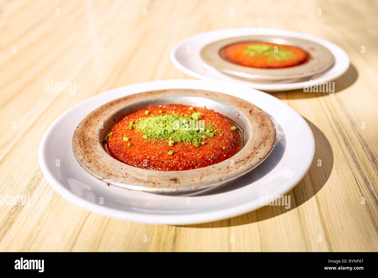 Dolce turco kunefe, kunafa, kadayif con polvere di pistacchi e formaggio servito caldo, molto dolce. Bagno turco dessert tradizionale Foto Stock