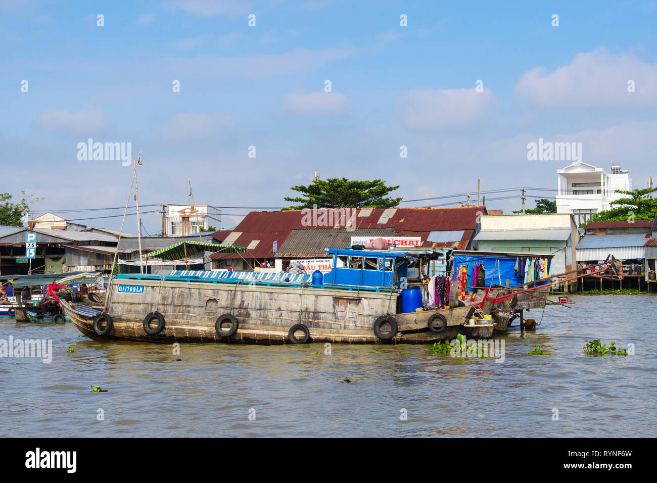 Casa Tradizionale barca nel mercato galleggiante sul Fiume Hau. Can Tho, Delta del Mekong, Vietnam Asia Foto Stock