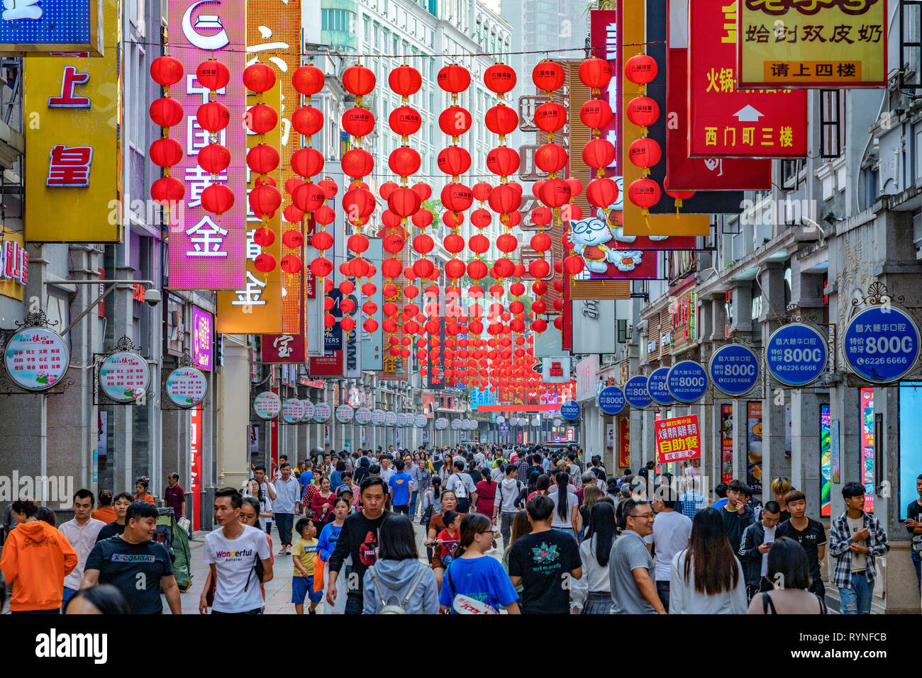 GUANGZHOU, Cina - 24 ottobre: si tratta di Shangxiajiu Strada Pedonale di una famosa strada dello shopping nel centro cittadino di area su ottobre 24, 2018 in Guangzhou Foto Stock