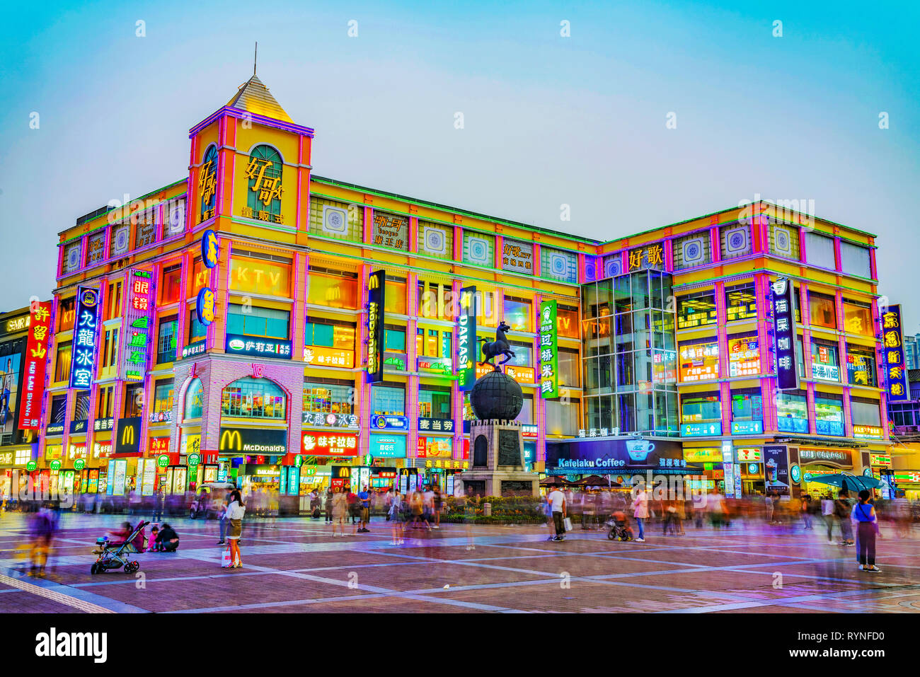 GUANGZHOU, Cina - 24 ottobre: questa è una vista serale di un centro commerciale per lo shopping di Shangxiajiu strada pedonale, una famosa area dello shopping del 24 ottobre, 201 Foto Stock