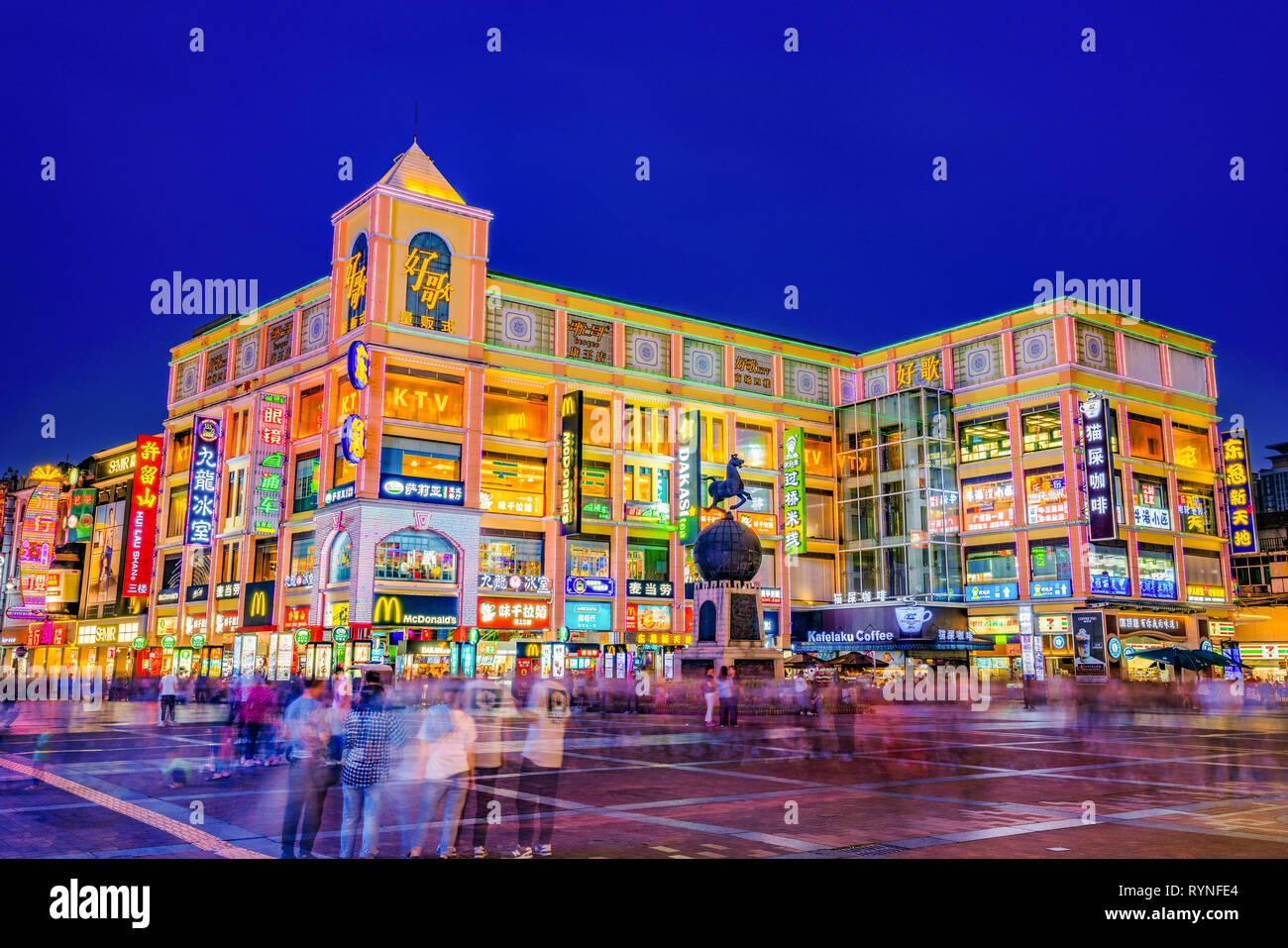 GUANGZHOU, Cina - 24 ottobre: vista notturna di Shangxiajiu Strada Pedonale di una famosa strada dello shopping e meta turistica nella zona del centro cittadino sulla Oc Foto Stock
