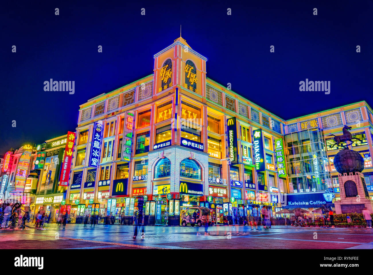 GUANGZHOU, Cina - 24 ottobre: vista notturna di Shangxiajiu Strada Pedonale di una famosa strada dello shopping e meta turistica nella zona del centro cittadino sulla Oc Foto Stock