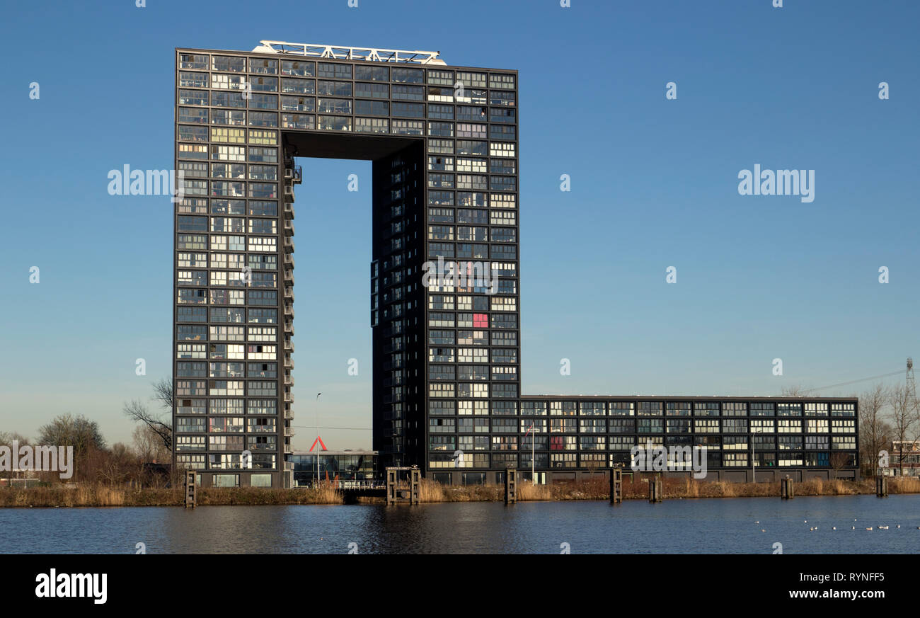 GRONINGEN,Olanda - 15 febbraio ,2019 : Tasman torre. Il Tasman torre si compone di due torri residenziali che sono collegati superiormente con un "ponte Foto Stock