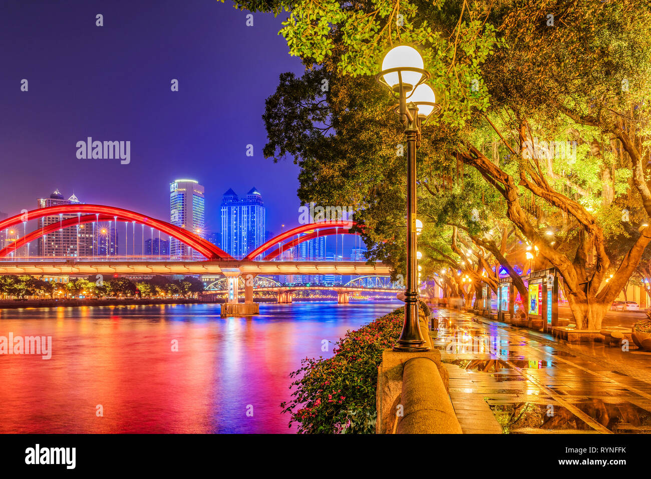 GUANGZHOU, Cina - 24 ottobre: vista notturna di Riverside park e il fanous Jiefang ponte lungo il Fiume Pearl il 24 ottobre 2018 in Guangzhou Foto Stock