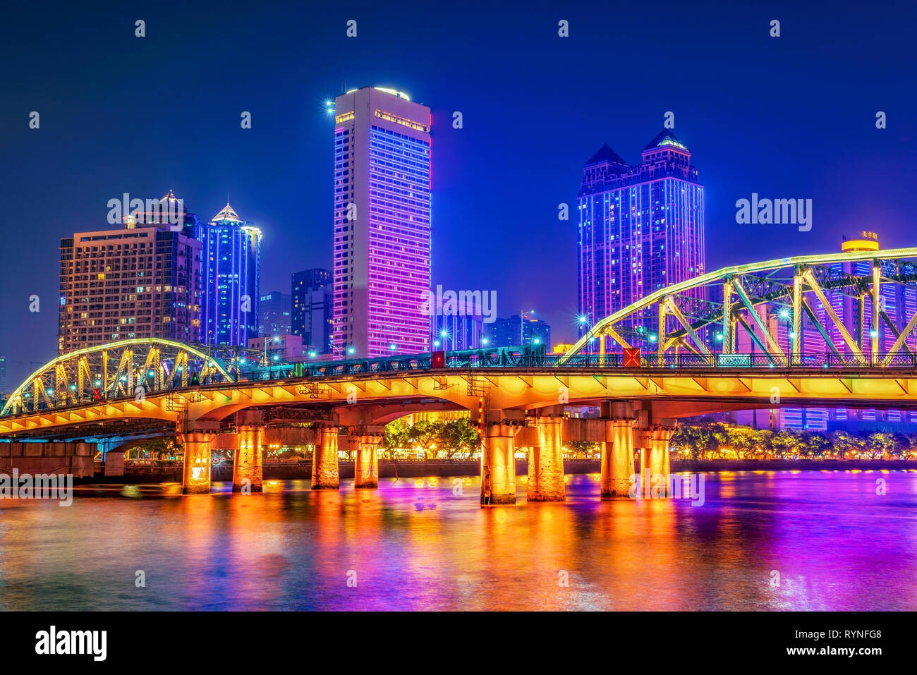 GUANGZHOU, Cina - 23 ottobre: questa è una vista serale del famoso Ponte di Haizhu e centro città edifici lungo il Fiume Pearl su 23 Ottobre 2018 Foto Stock