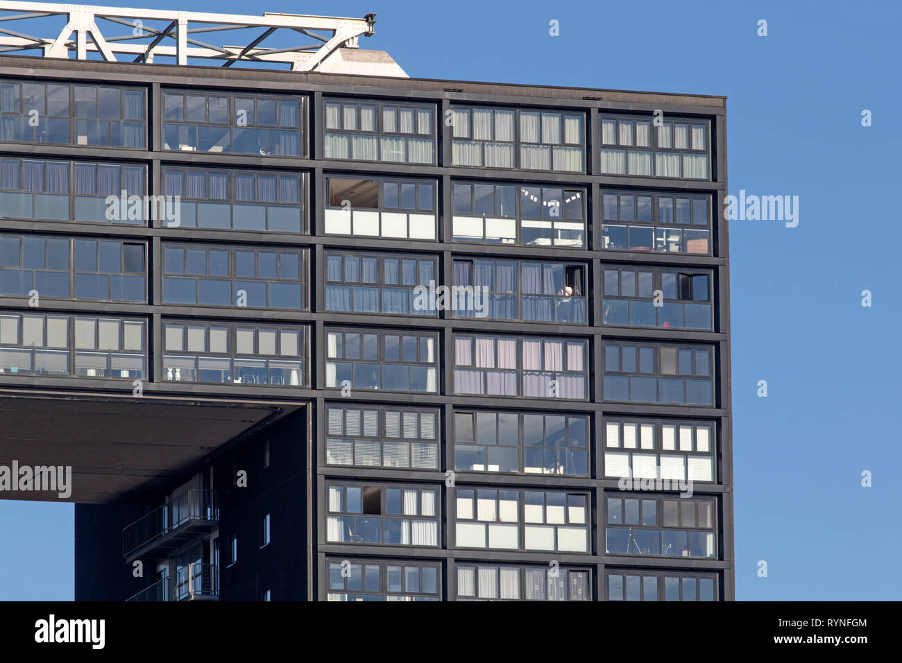 GRONINGEN,Olanda - 15 febbraio ,2019 : Tasman torre. Il Tasman torre si compone di due torri residenziali che sono collegati superiormente con un "ponte Foto Stock