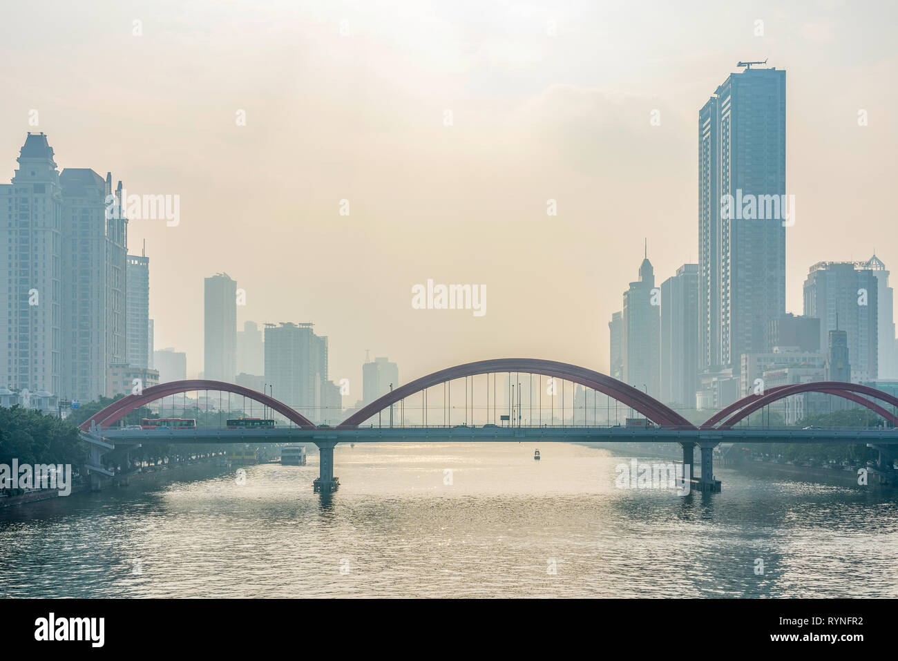 GUANGZHOU, Cina - 26 ottobre: Vista del ponte Jiefang e alto edificio edifici della città su un nebbioso giorno lungo il Fiume Pearl su ottobre 26, 2018 in gua Foto Stock