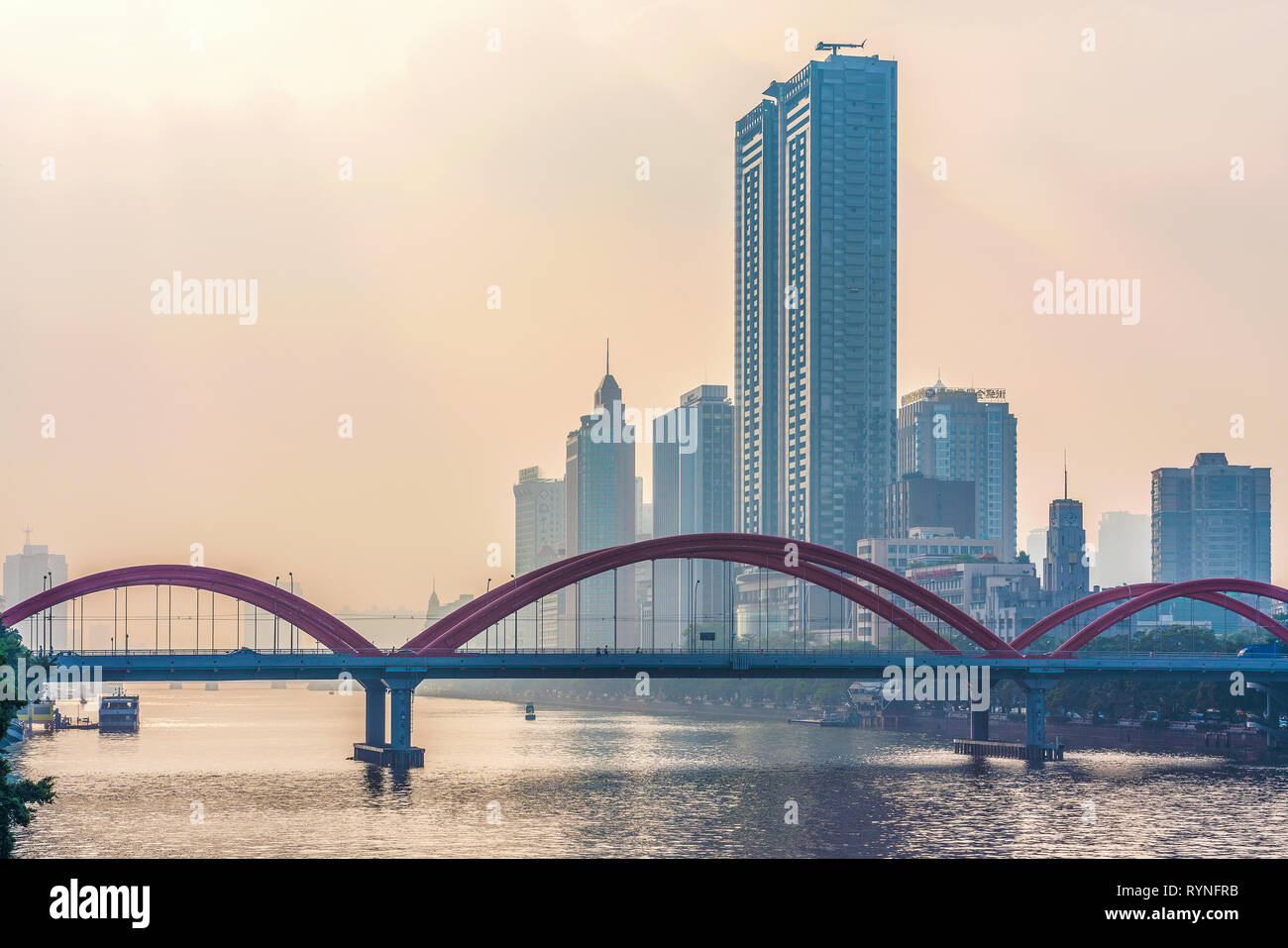 GUANGZHOU, Cina - 26 ottobre: Vista del ponte Jiefang e gli edifici della città sul fiume Pearl durante il tramonto su ottobre 26, 2018 in Guangzhou Foto Stock