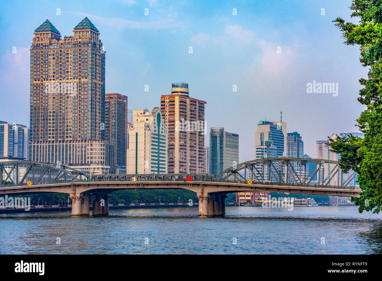 GUANGZHOU, Cina - 26 ottobre: vista del Ponte di Haizhu e centro città edifici lungo il Fiume Pearl su ottobre 26, 2018 in Guangzhou Foto Stock