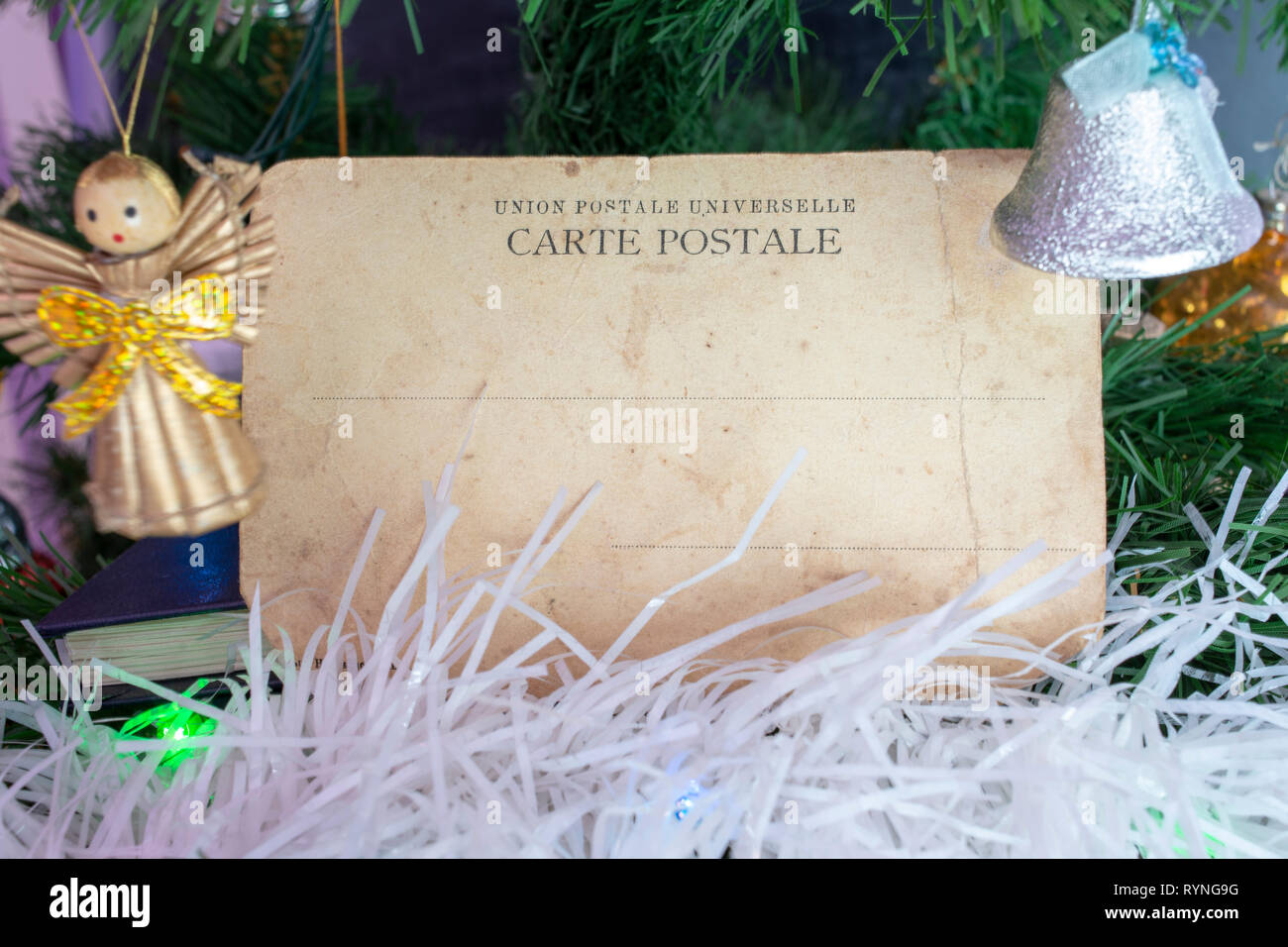 Giallo vintage cartolina di Natale decorato da diversi elementi di vacanza Foto Stock