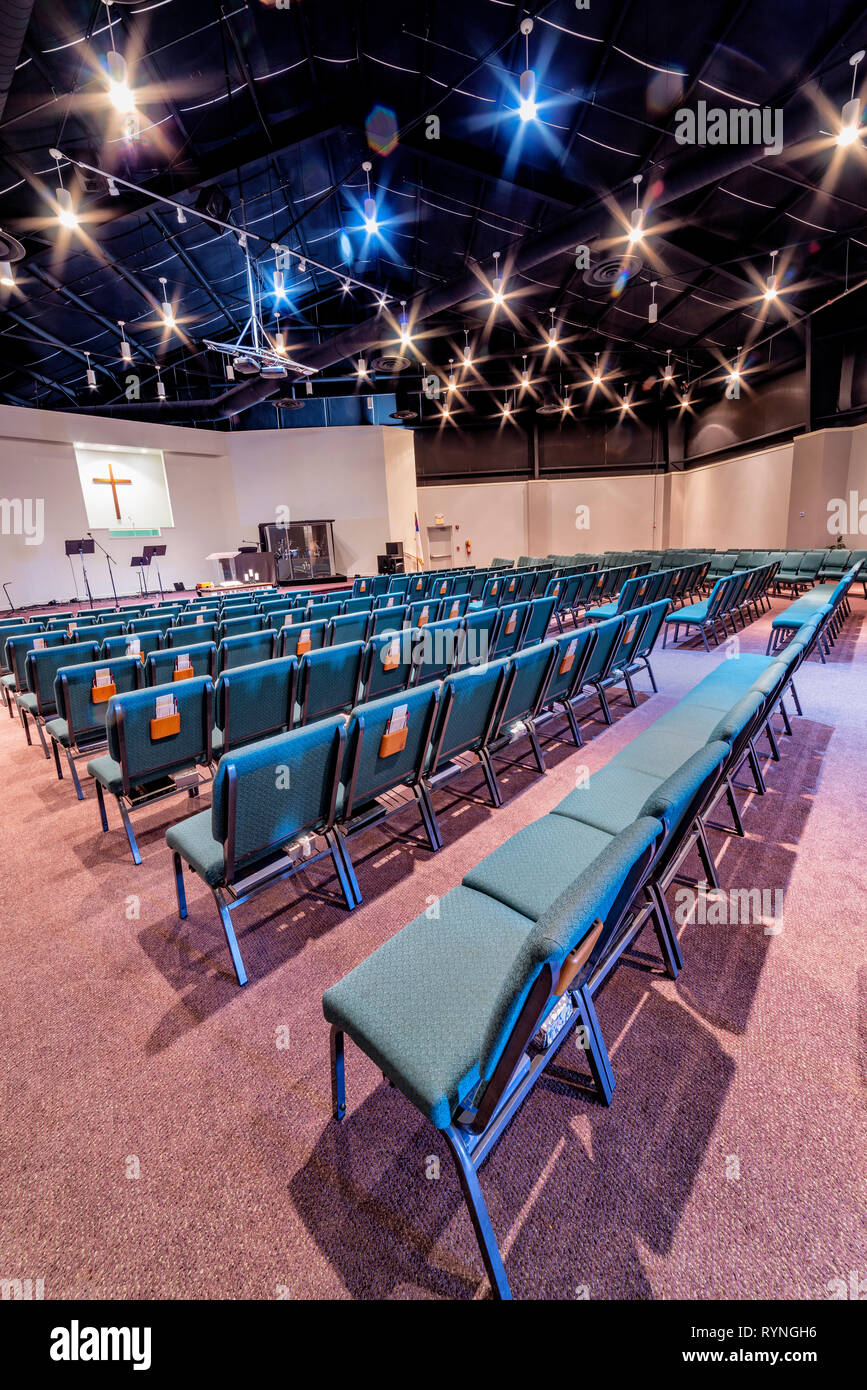 Colpo verticale di un vuoto che la chiesa santuario dalla parte posteriore lato sinistro guardando diagonalmente attraverso il santuario. Foto Stock
