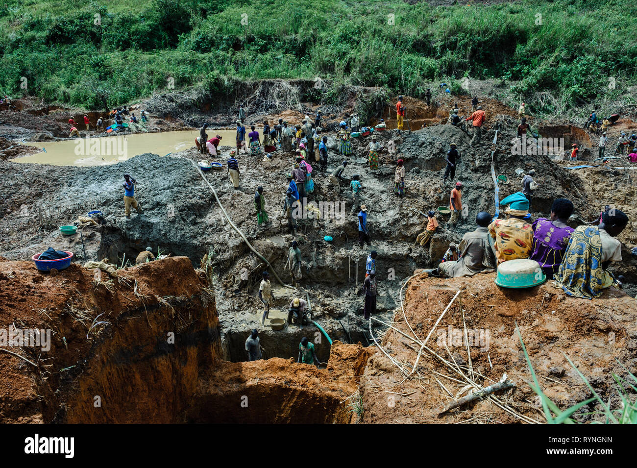 Artigianale di minatori in una miniera d'oro nei pressi di Iga Barrière, provincia di Ituri, nella Repubblica democratica del Congo Foto Stock