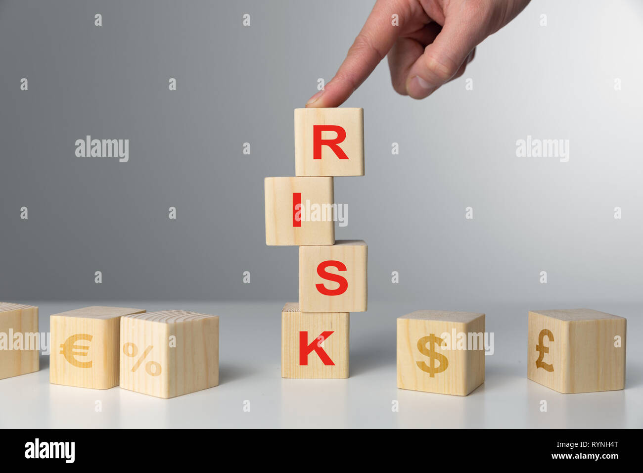 Tenere in mano i cubi di legno con rischio di word. La gestione del rischio concetto. Foto Stock