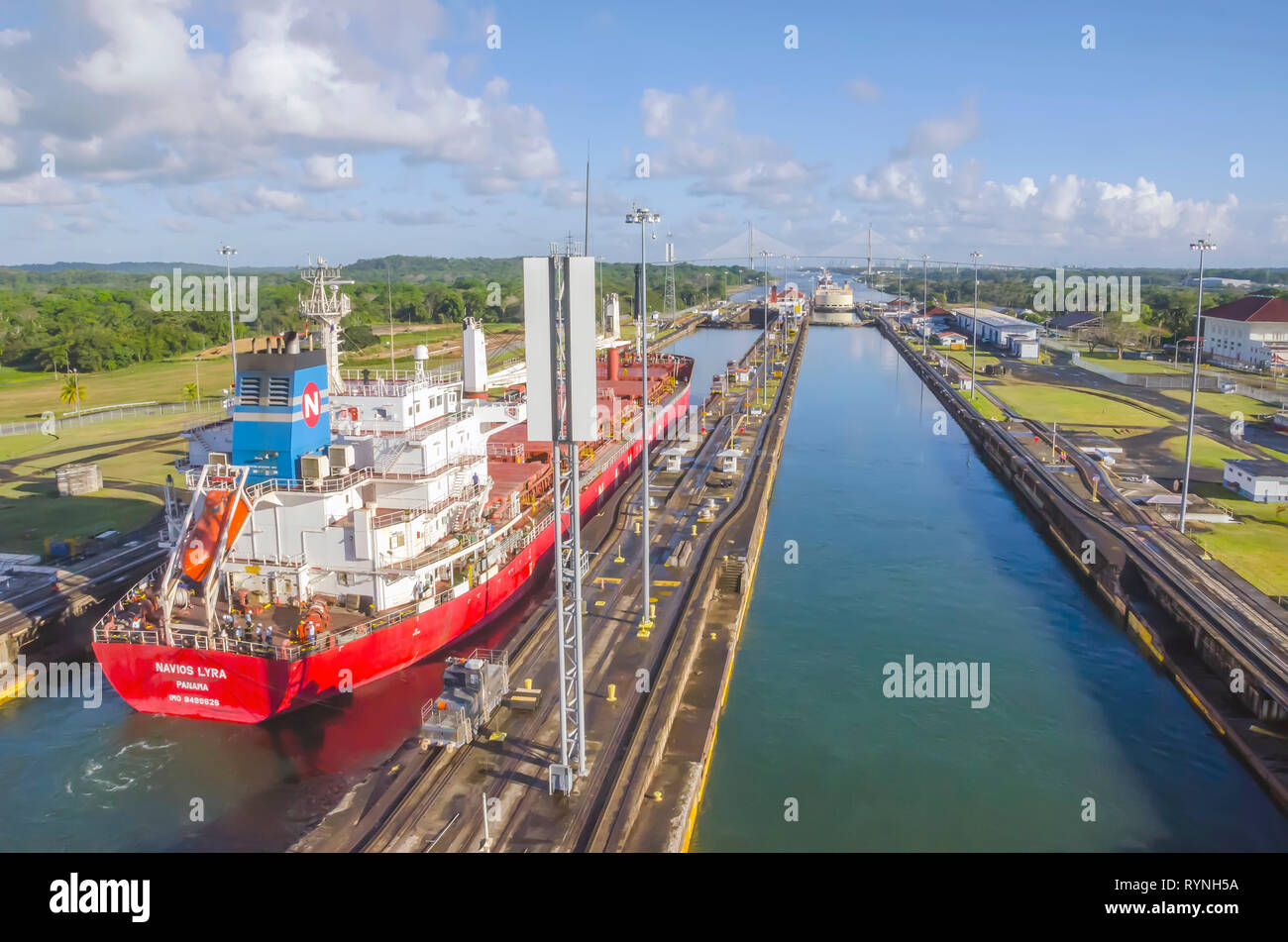 Guardando verso il basso del canale di Panama rosso come nave da carico transita Gatun si blocca Foto Stock