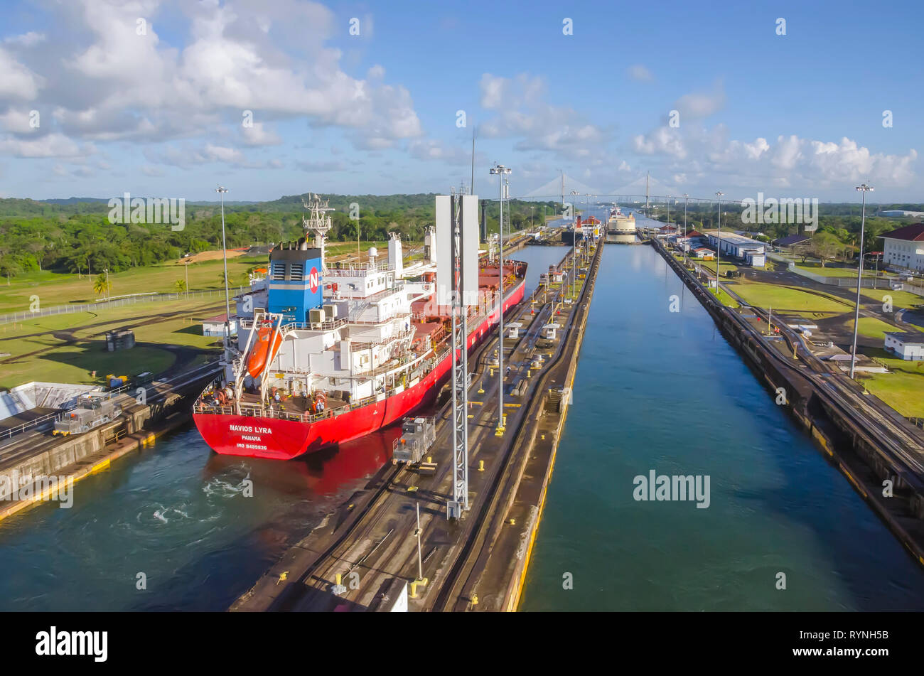 Canale di Panama guardando in giù come Rosso Nave cargo transiti serrature Gatun Foto Stock