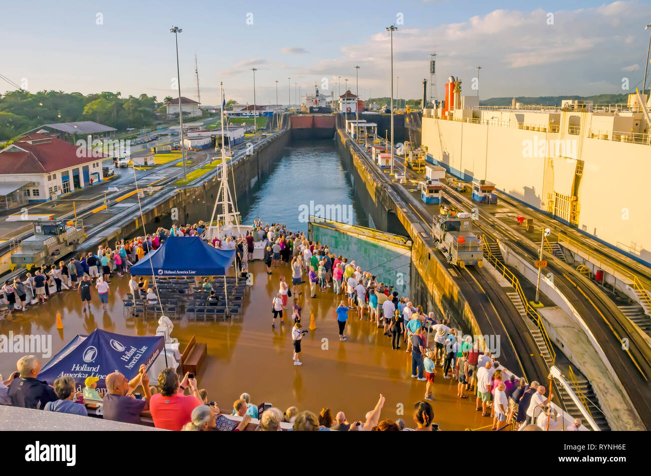 Panama Canal Cruise nave passeggeri sul ponte di prua guardare la nave entra serrature Gatun come canal porte aperte Foto Stock