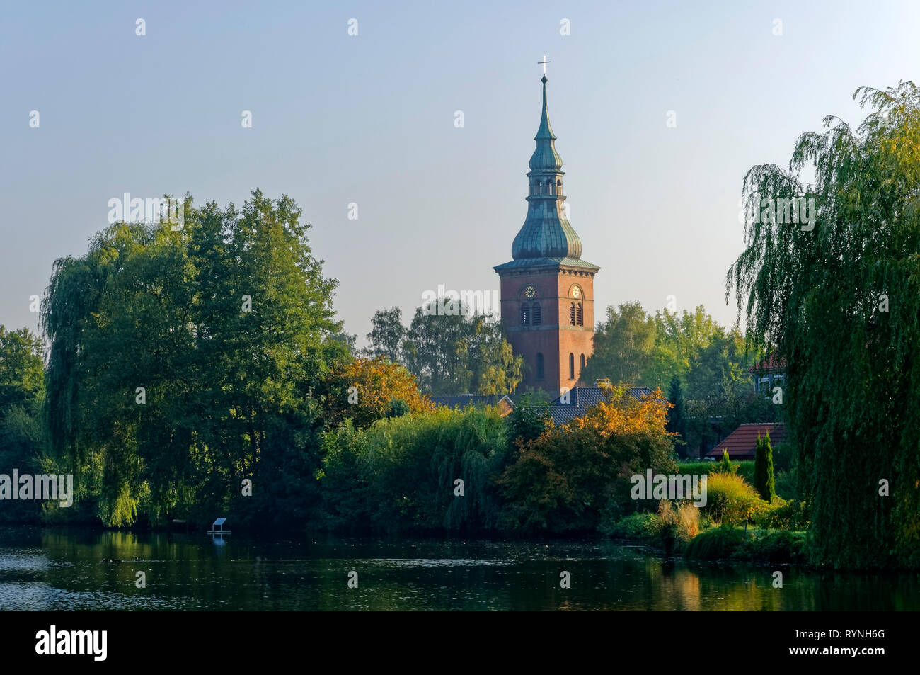 Bad Bodenteich: Parksee (stagno) e chiesa di San Petri, Lüneburg Heath, Uelzen Distretto, bassa Sassonia, Germania Foto Stock