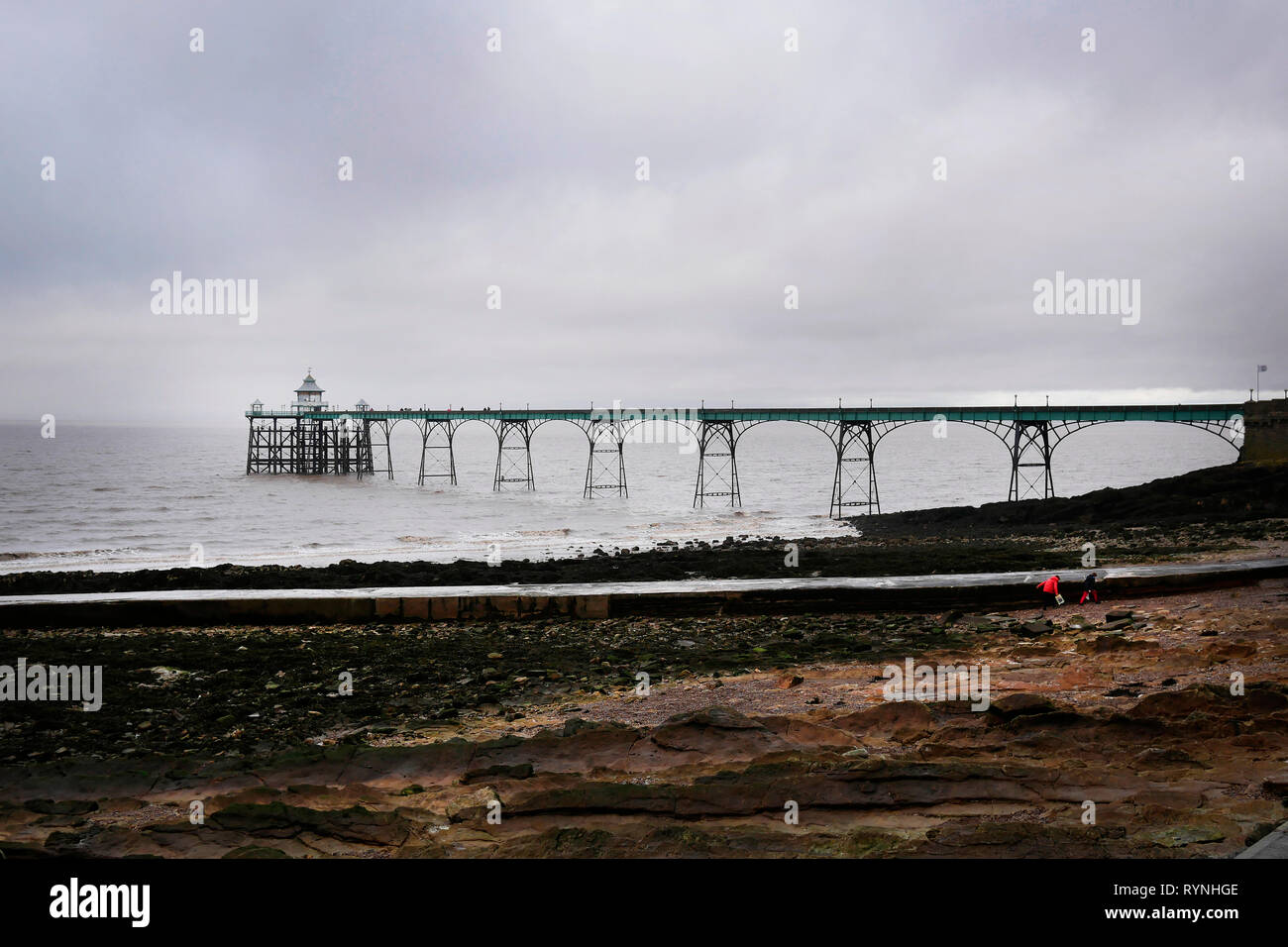 Clevedon pier, costruito nel 1869, ha riaperto 1989, sulla spiaggia, Clevedon, Somerset, Inghilterra, Regno Unito Foto Stock