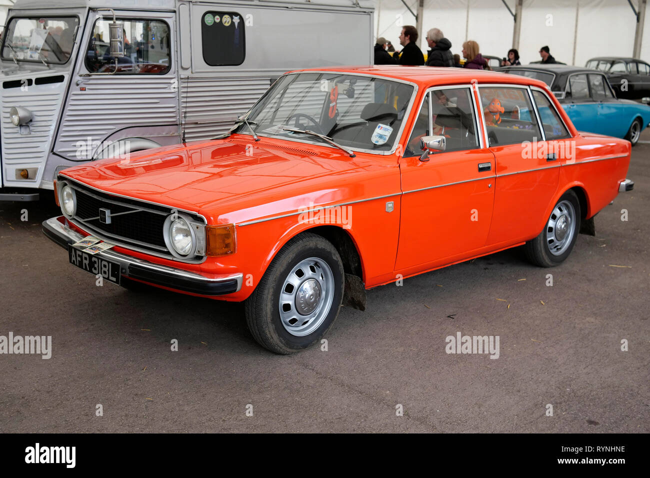 Un classico svedese, registrati nel Regno Unito 1972 Volvo 144dl automatica a un classico spettacolo del veicolo a tre contee Showground, Malvern, Worcestershire, Inghilterra, Regno Unito. Foto Stock