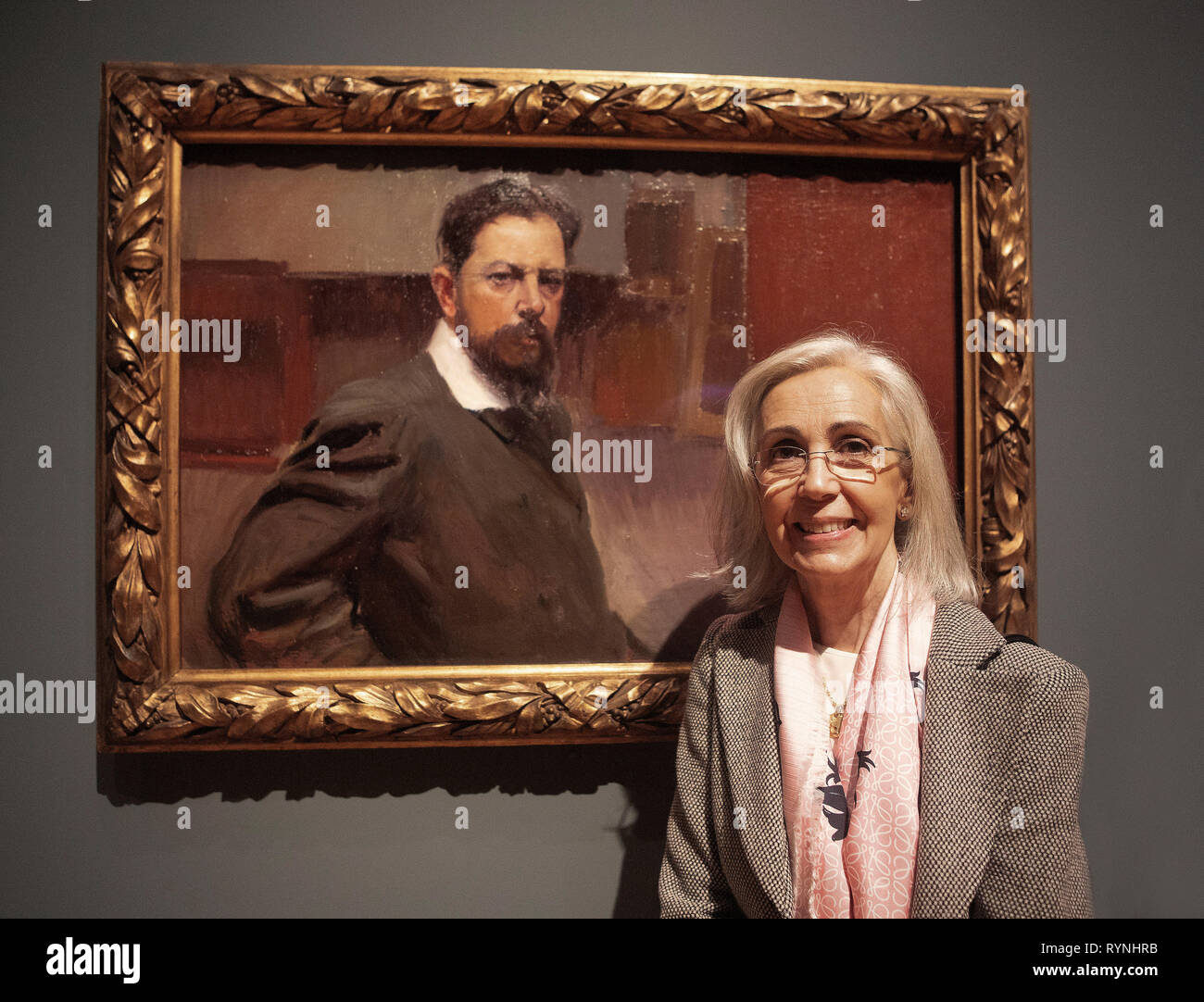 Blance Pons Sorolla a Galleria Nazionale,Londra di fronte al self-portrait di suo nonno,il pittore spagnolo Joaquin Sorolla Foto Stock