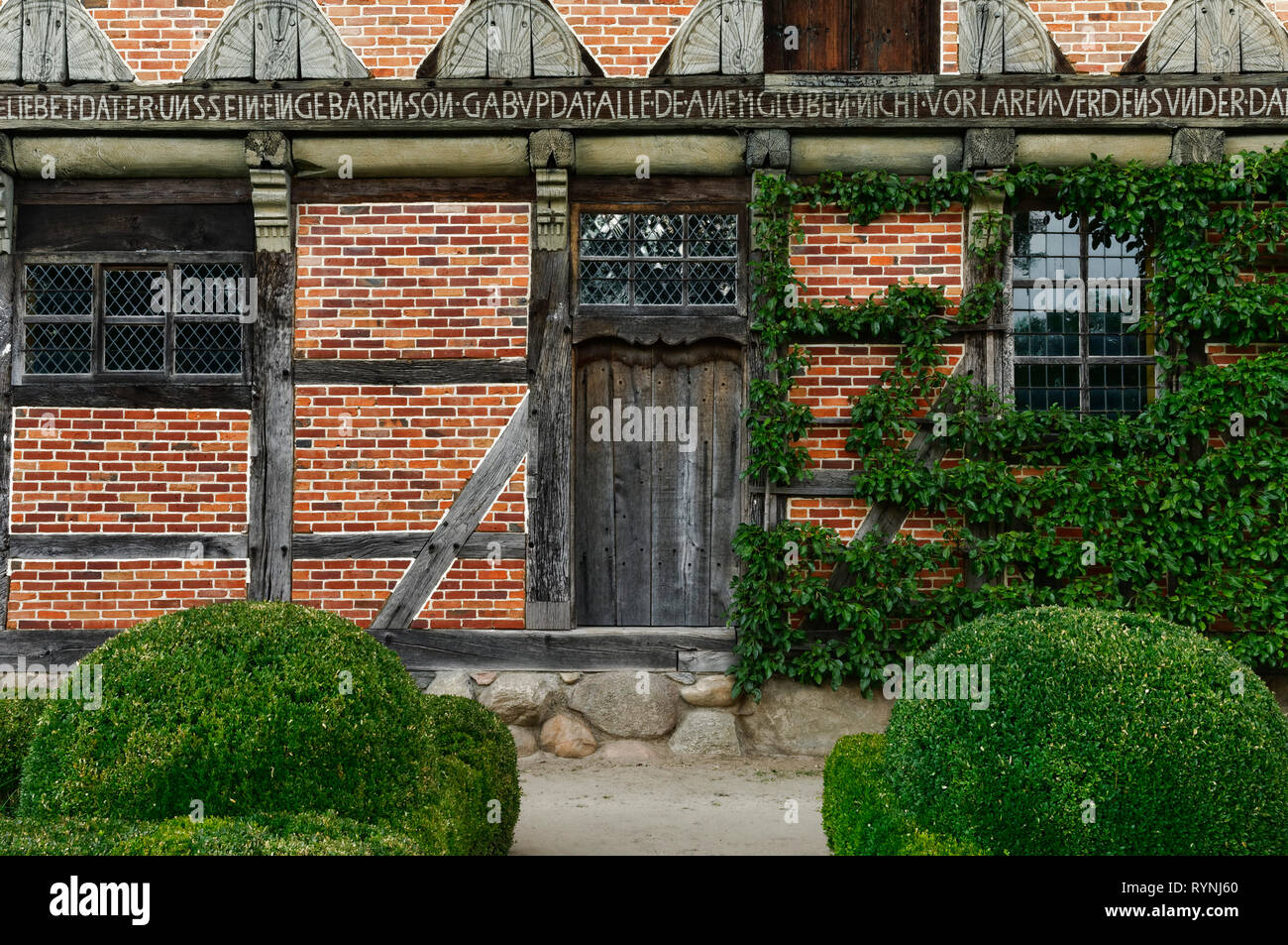 Hösseringen Museum Village (parte di Suderburg) a Lüneburg Heath: Ingresso di Brümmerhof (casa colonica del 17 ° secolo), bassa Sassonia, Germania Foto Stock