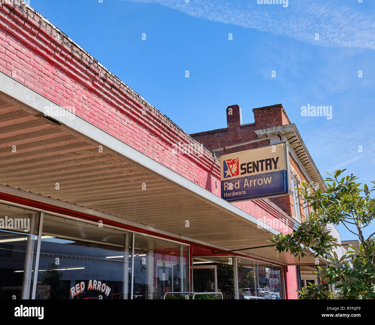 Freccia rossa archivio hardware esterno anteriore, un hardware vintage store, nel piccolo centro rurale Alabama città di Prattville Alabama USA. Foto Stock