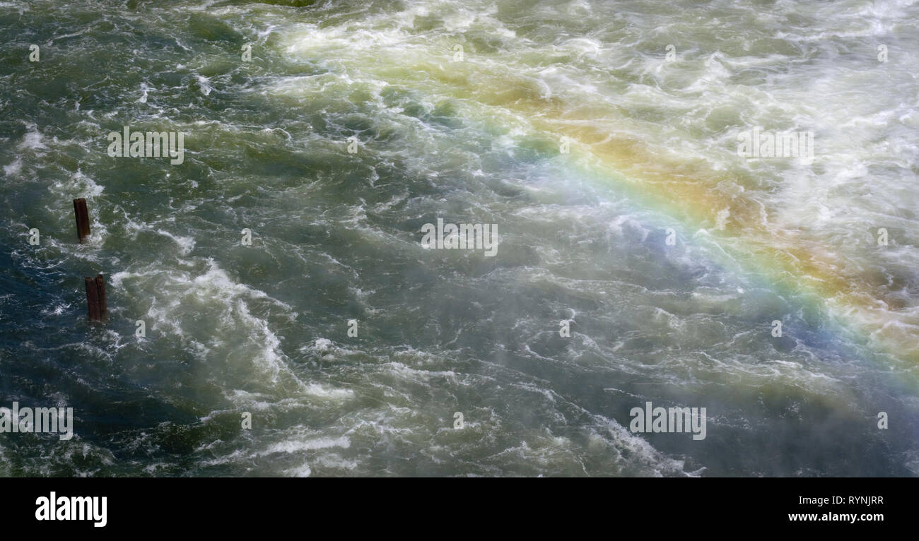 Arcobaleno nella nebbia a cascata Foto Stock