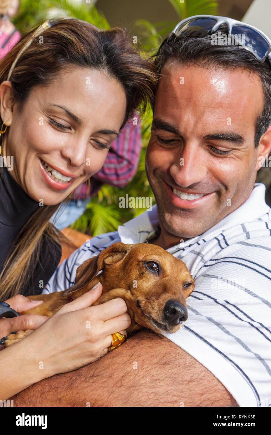 Miami Florida,Tempio Israele,Bow Wow Paloooza Interfaith Benedizione degli animali,proprietario,animale domestico,cane,animale,uomo uomini maschio,donna donne,coppia,famiglia fami Foto Stock