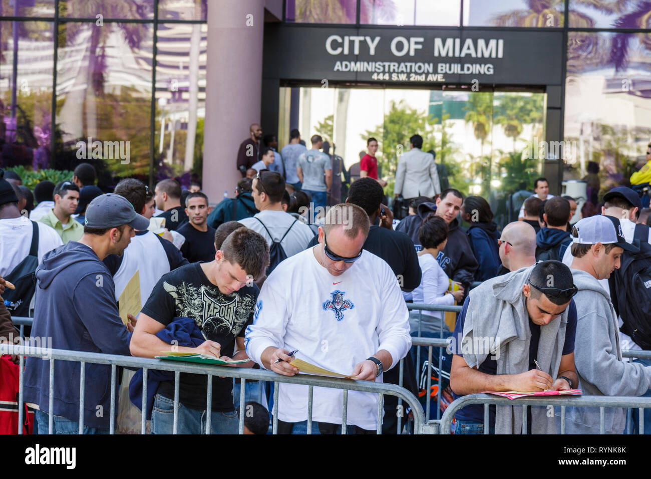 Miami Florida,River Waterside Center,edificio di amministrazione governativa,candidatura di lavoro in città,candidatura,città,vigili del fuoco,linea,coda,occupazione,disoccupazione,e Foto Stock