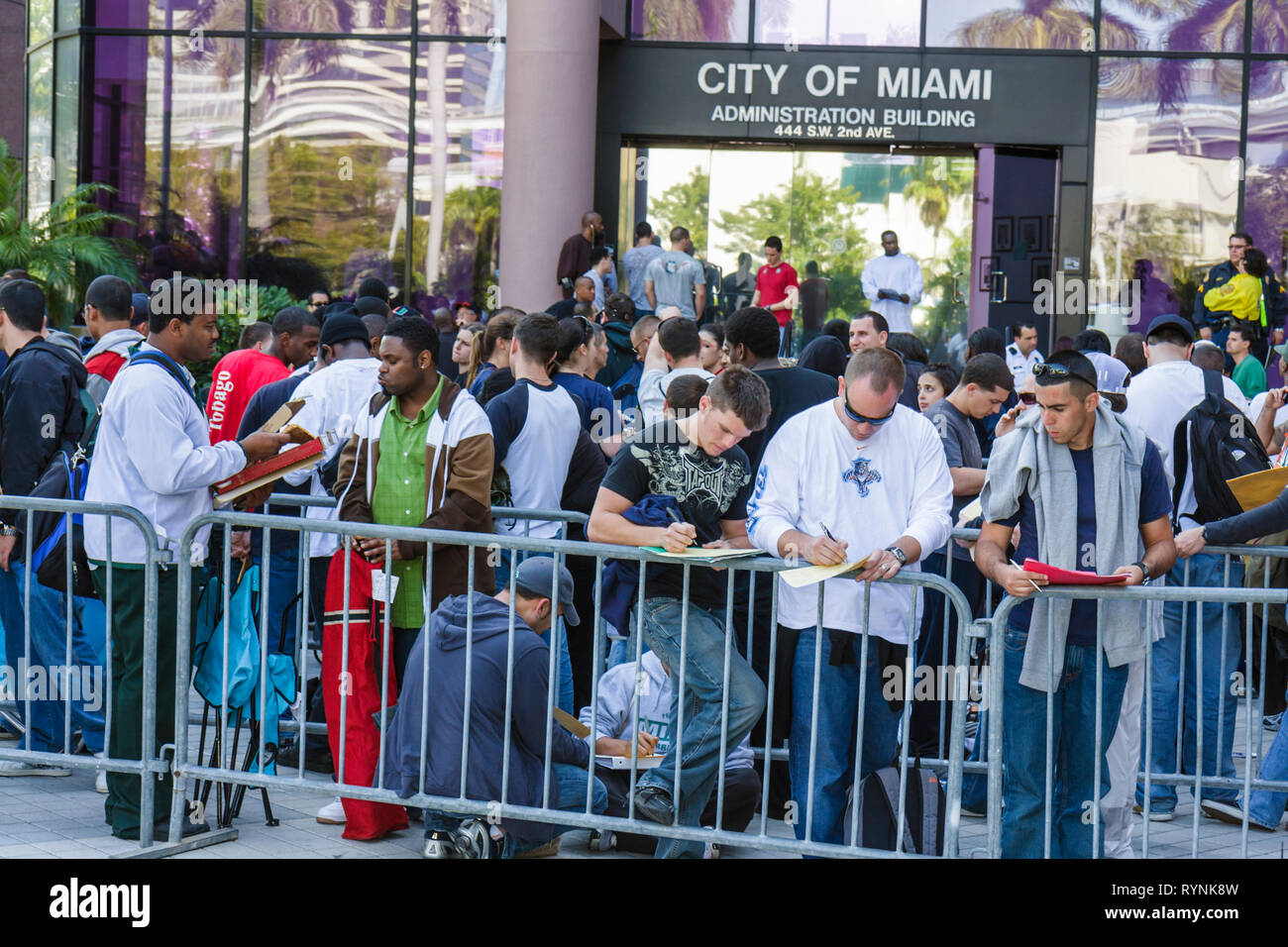 Miami Florida,Riverside Center,edificio di amministrazione governativa,candidatura di lavoro in città,città,vigile del fuoco,linea,coda,occupazione,disoccupazione,economia Foto Stock