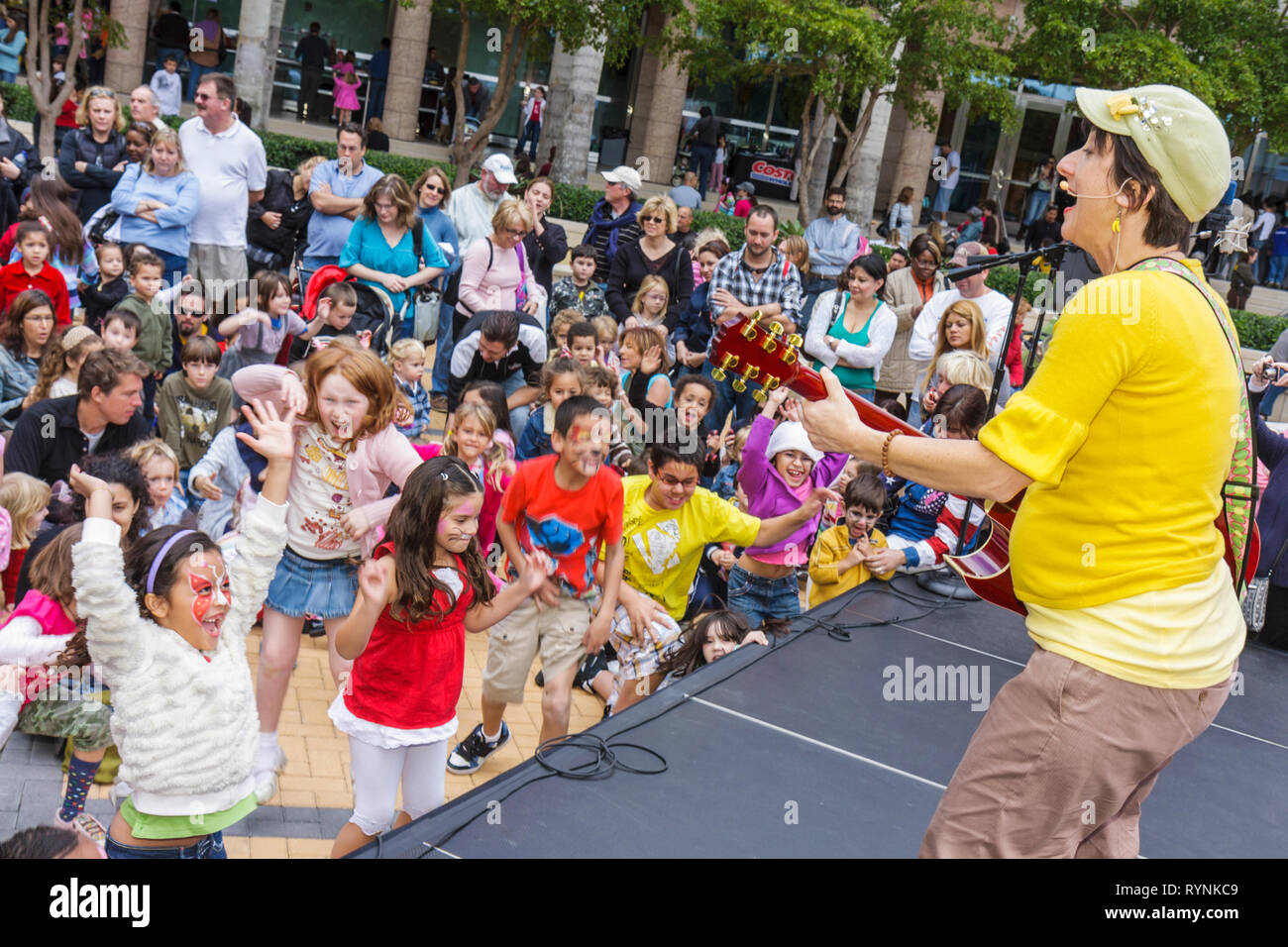 Miami Florida,Adrienne Arsht Center for Performing Arts,Free Family Fest,festival,performance,cantante,cantare,performer,performer,cantare,mu Foto Stock