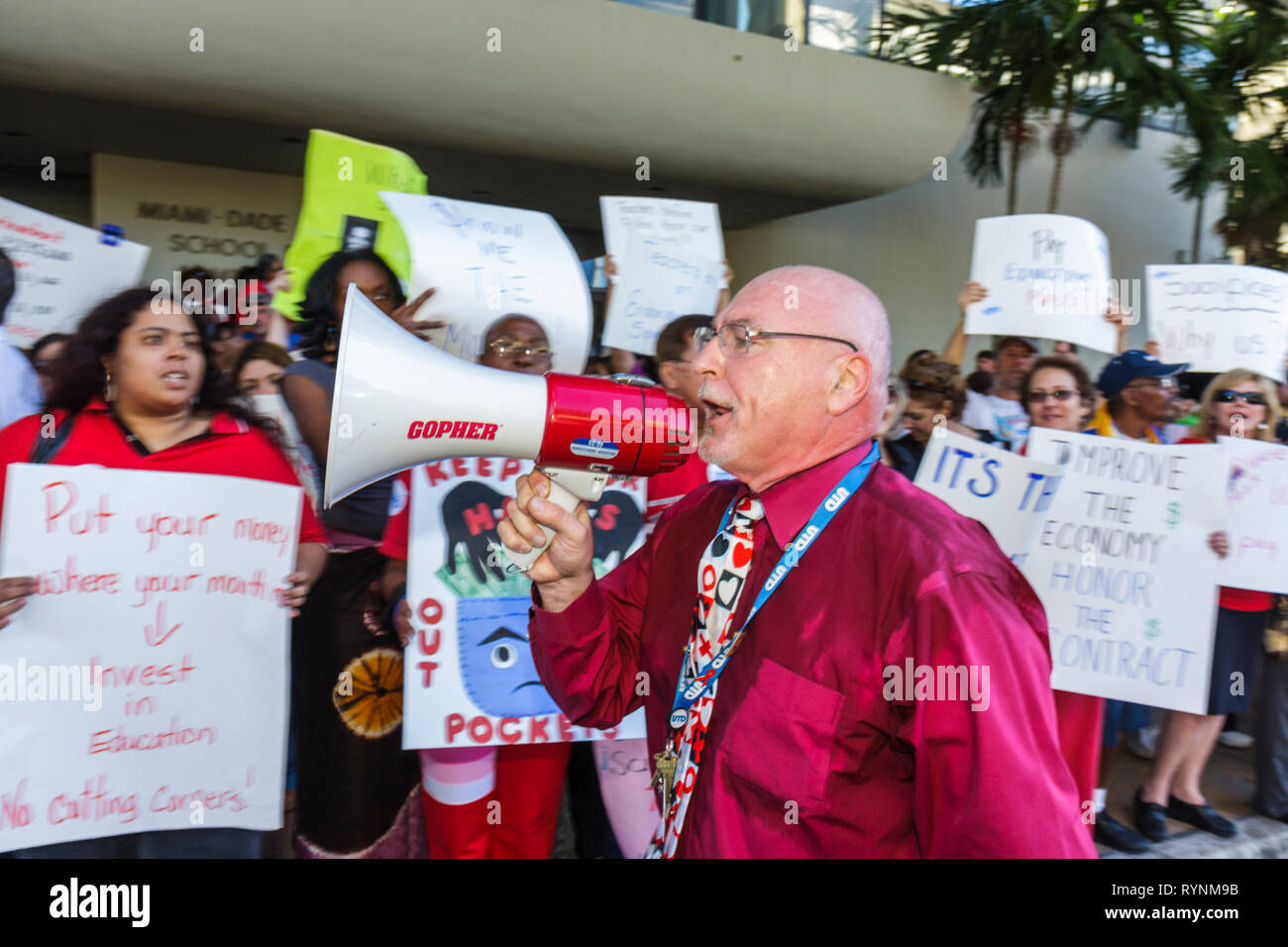Miami Florida,School Board Administration building,istruzione,tagli di bilancio,economia,aumento di stipendio,pagare,contratto,valuta,soldi,insegnante,insegnanti,insegnanti,un Foto Stock