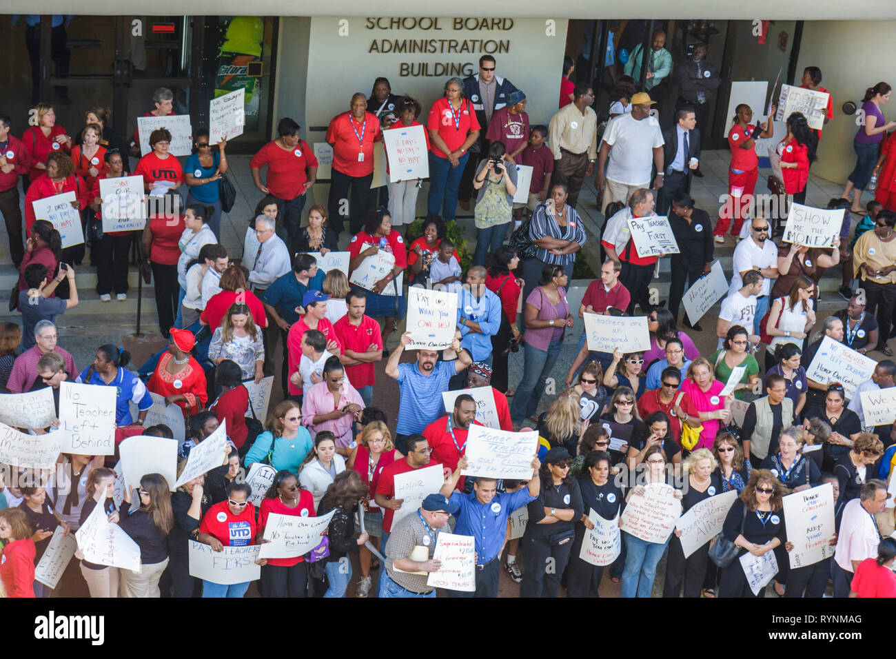 Miami Florida,School Board Administration building,istruzione,tagli di bilancio,economia,aumento di stipendio,pagare,contratto,valuta,soldi,insegnante,insegnanti,insegnanti,un Foto Stock