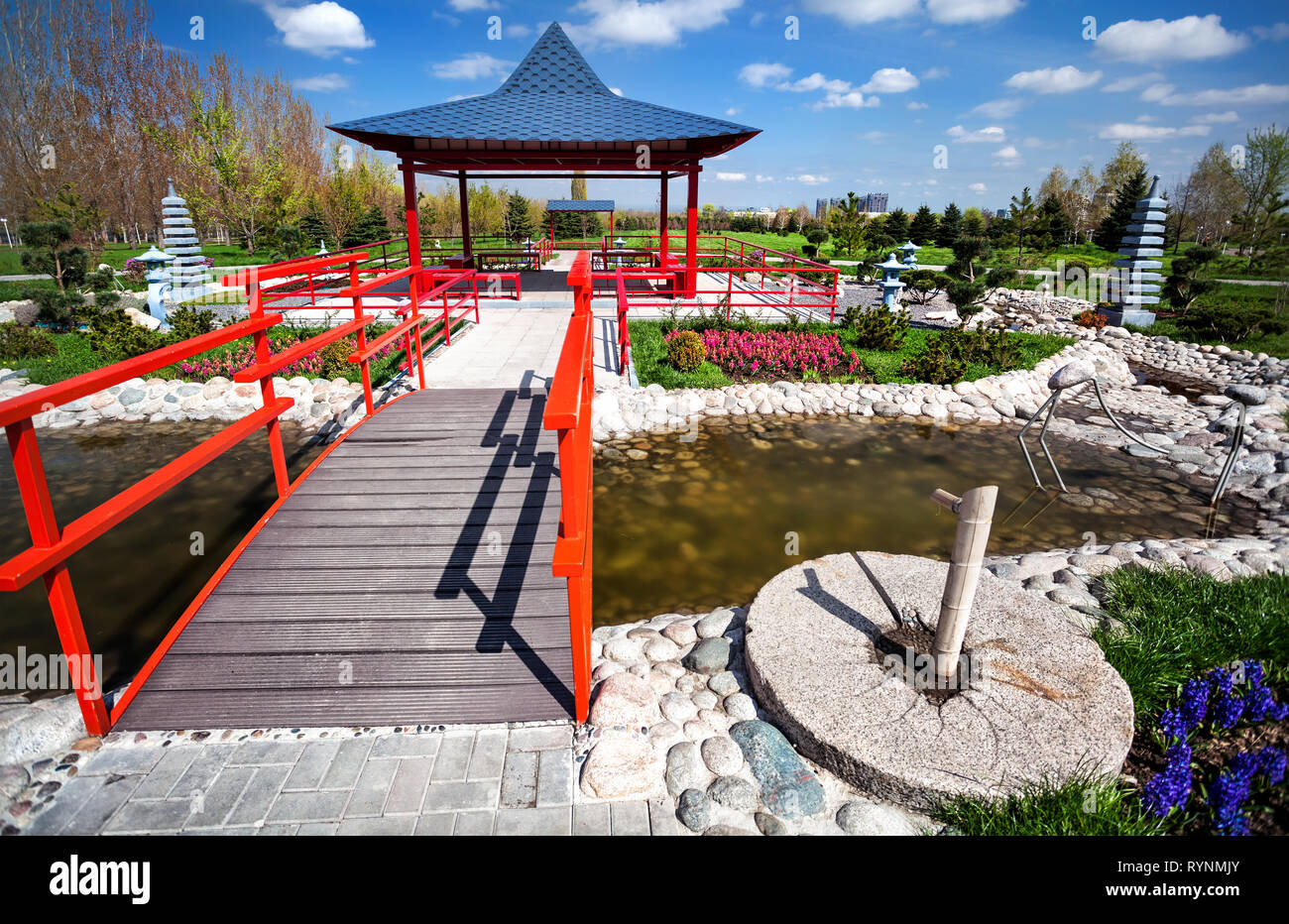 Giardino giapponese con pagoda rossa e blu del cielo in dendra parco del primo presidente ad Almaty in Kazakistan Foto Stock