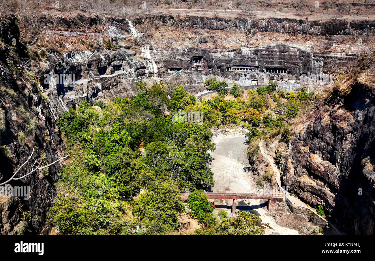 Ajanta vista grotta scavata nella parete di roccia nei pressi di Aurangabad, Maharashtra, India Foto Stock