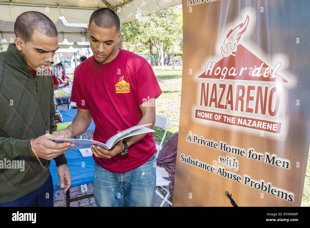Miami Florida,Little Havana,Jose Marti Park,United Hearts Family festival,festival,fiera,comunità ispanica uomo etnico uomini maschio,volontari v Foto Stock