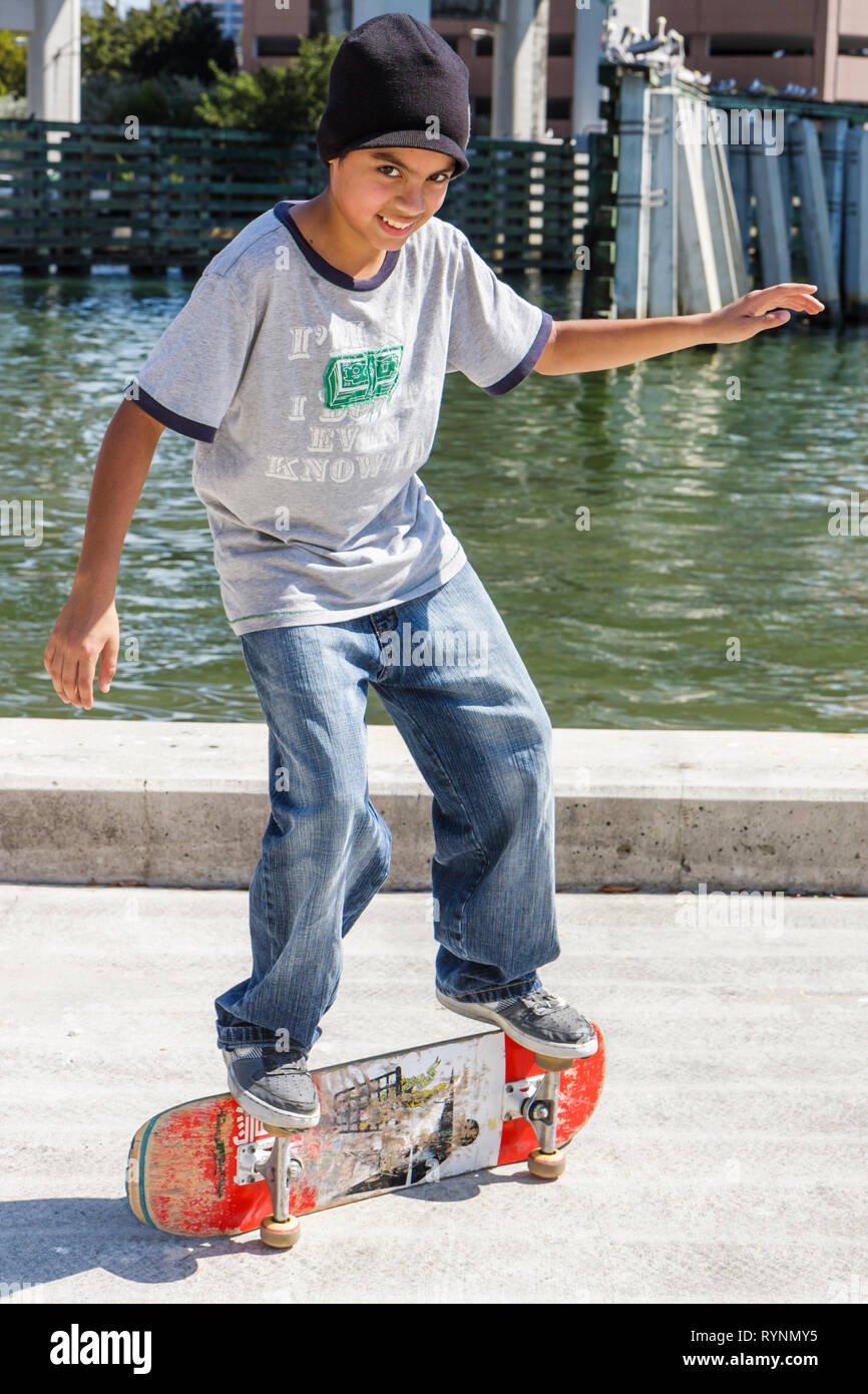 Miami Florida,Little Havana,Jose Marti Park,River,lungofiume,Black child,boy boys,maschio kid kids child children children yecster,studenti skateboard,t Foto Stock