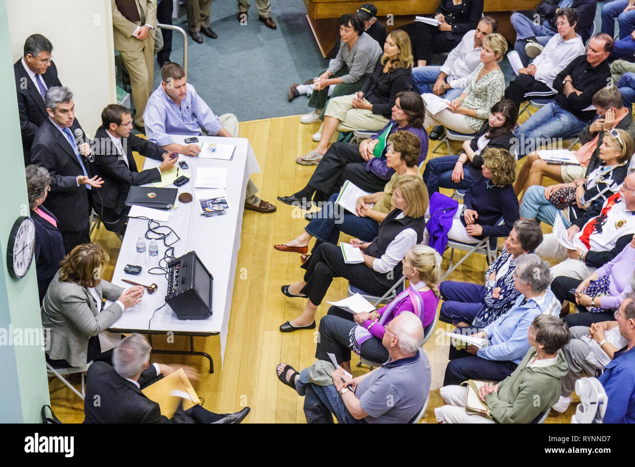 Miami Beach Florida,Murano a Portofino,Sindaco in movimento riunione,residenti locali,pubblico,gruppo,uomo uomini maschio,donna donne,funzionari eletti,FL0 Foto Stock