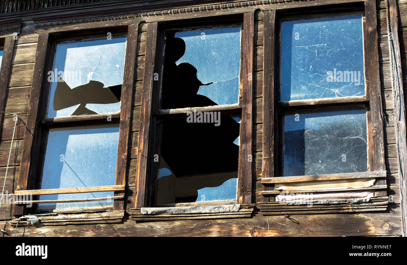 Il vetro rotto nella vecchia finestra in legno. Casa abbandonata in Istanbul Foto Stock