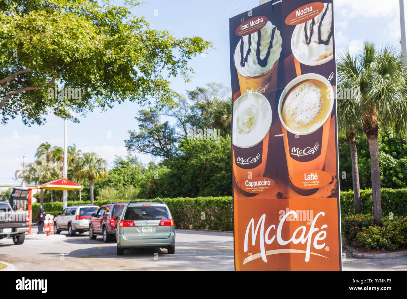 Florida, Palm Beach County, Boynton Beach, McDonald's, hamburger, catena, fast food, ristoranti, ristoranti, ristoranti, ristoranti, caffè, drive thru, auto, con Foto Stock