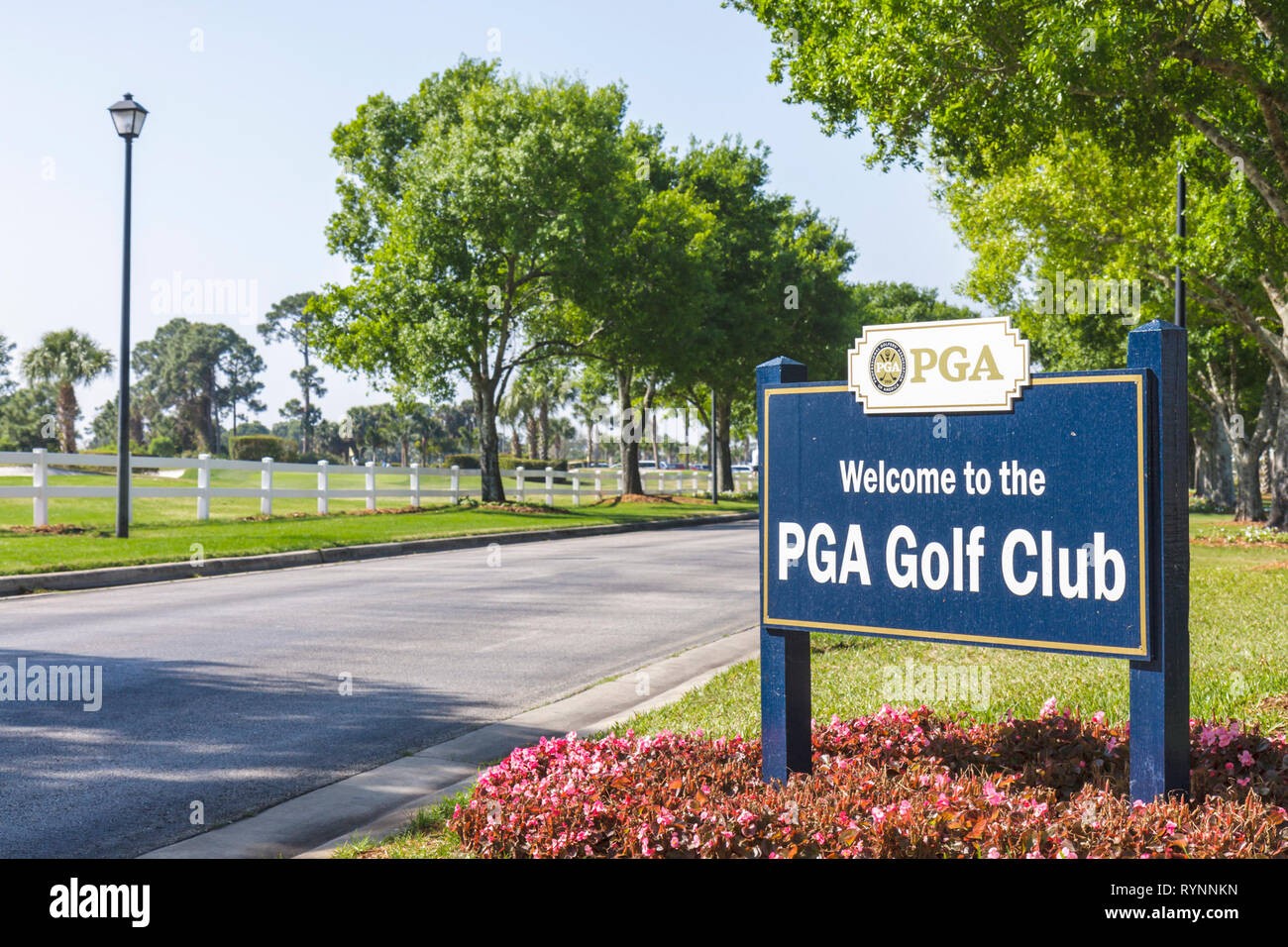Port St. Saint Lucie Florida, PGA Villageal Golfers' Association, PGA Golf Club, cartello, ingresso, fronte, strada alberata, paesaggio, FL0 Foto Stock