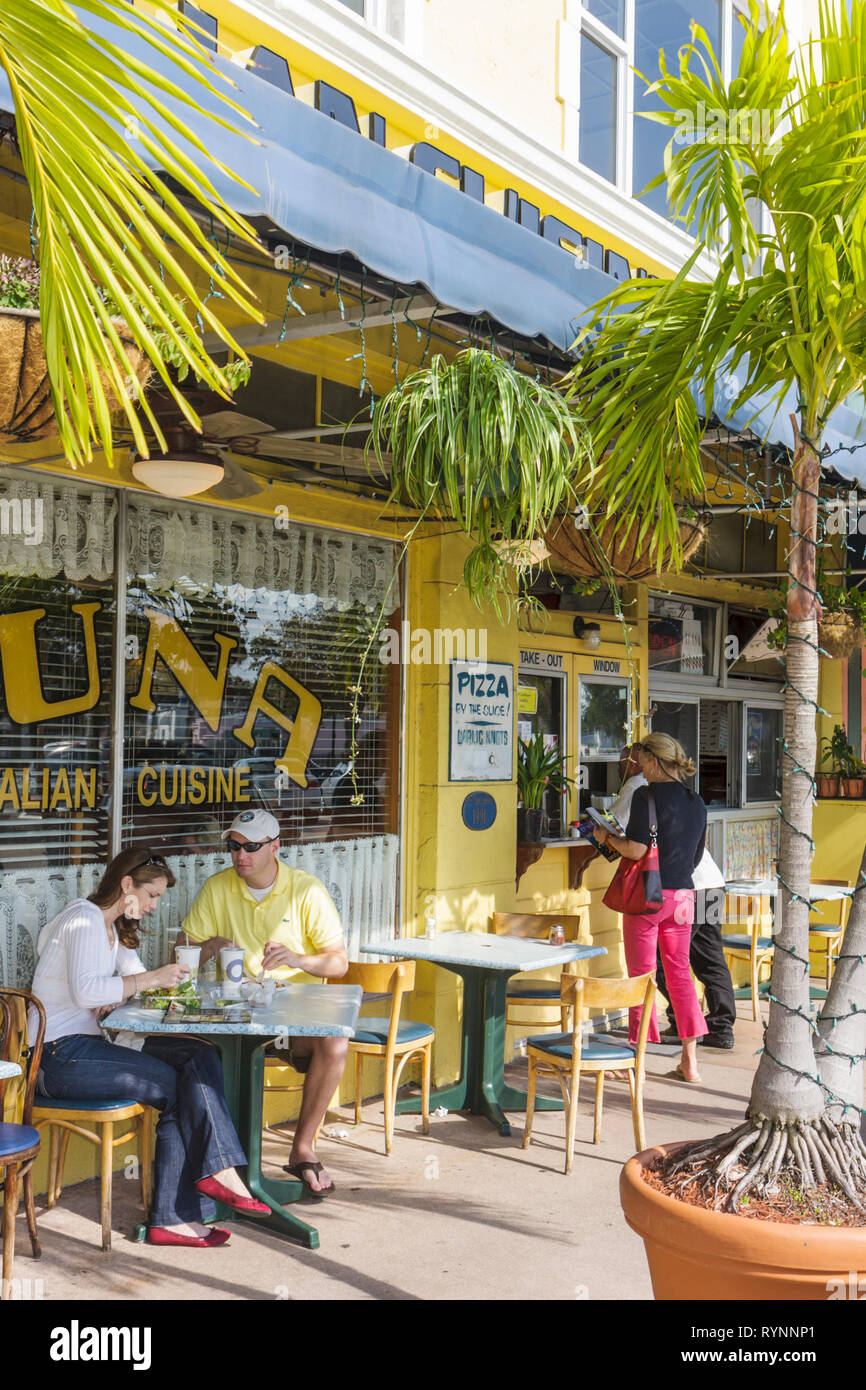 Stuart Florida,Flagler Avenue,Luna,ristorante ristoranti ristorazione caffè bistrot,cucina italiana,strada,caffè marciapiede,tavoli,sedie, Foto Stock