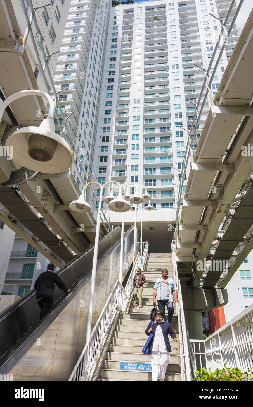 Miami Florida, centro, trasporti pubblici, stazione di Metromover, scale, scale mobili, lampade, sistema di movimentazione persone elevate, vita urbana, condomini residenziali Foto Stock